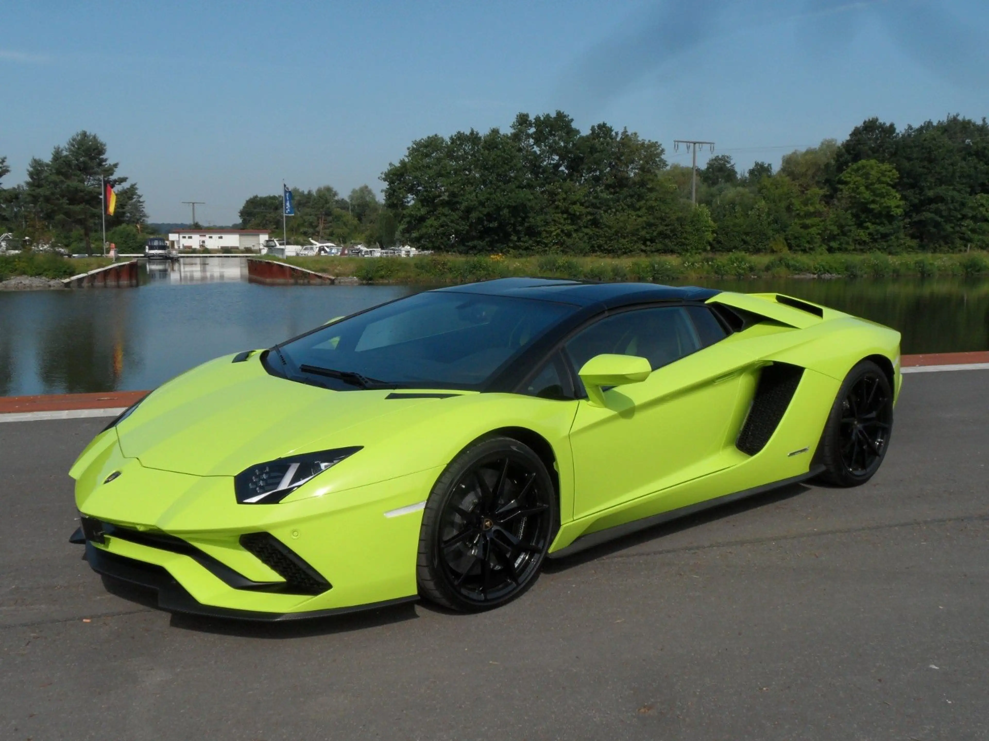 Lamborghini Aventador S Roadster, 2.740 KM, Verde Scandal — photo 2