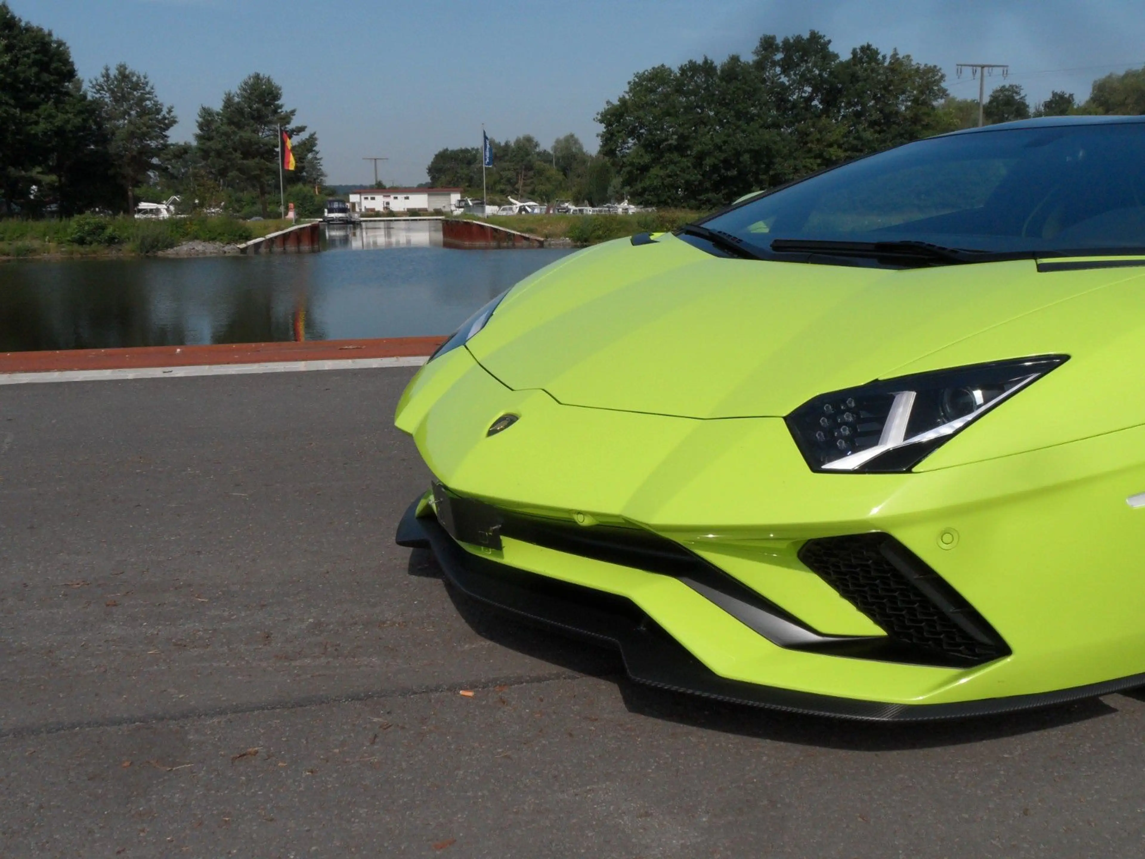 Lamborghini Aventador S Roadster, 2.740 KM, Verde Scandal — photo 8