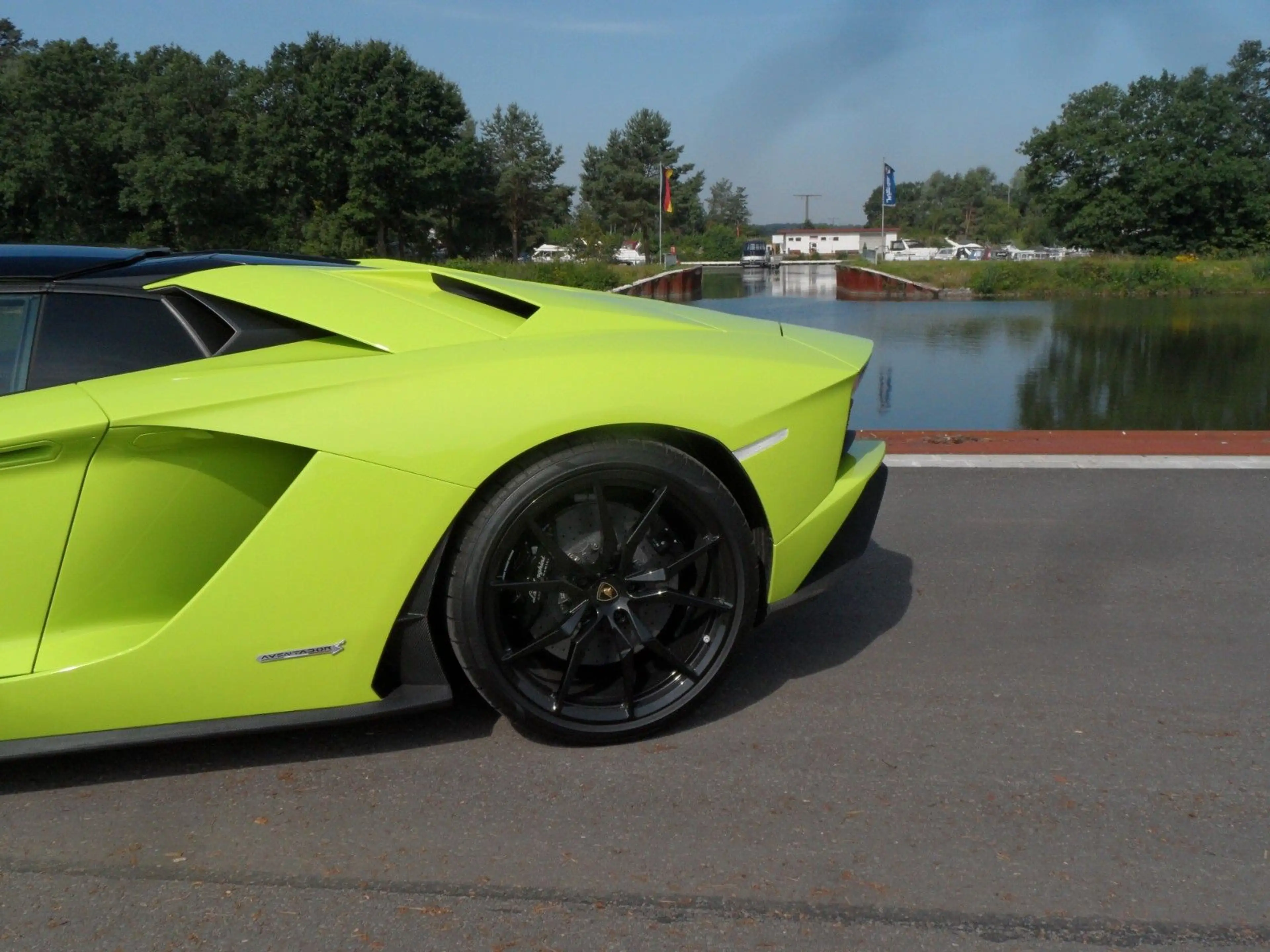 Lamborghini Aventador S Roadster, 2.740 KM, Verde Scandal — photo 9
