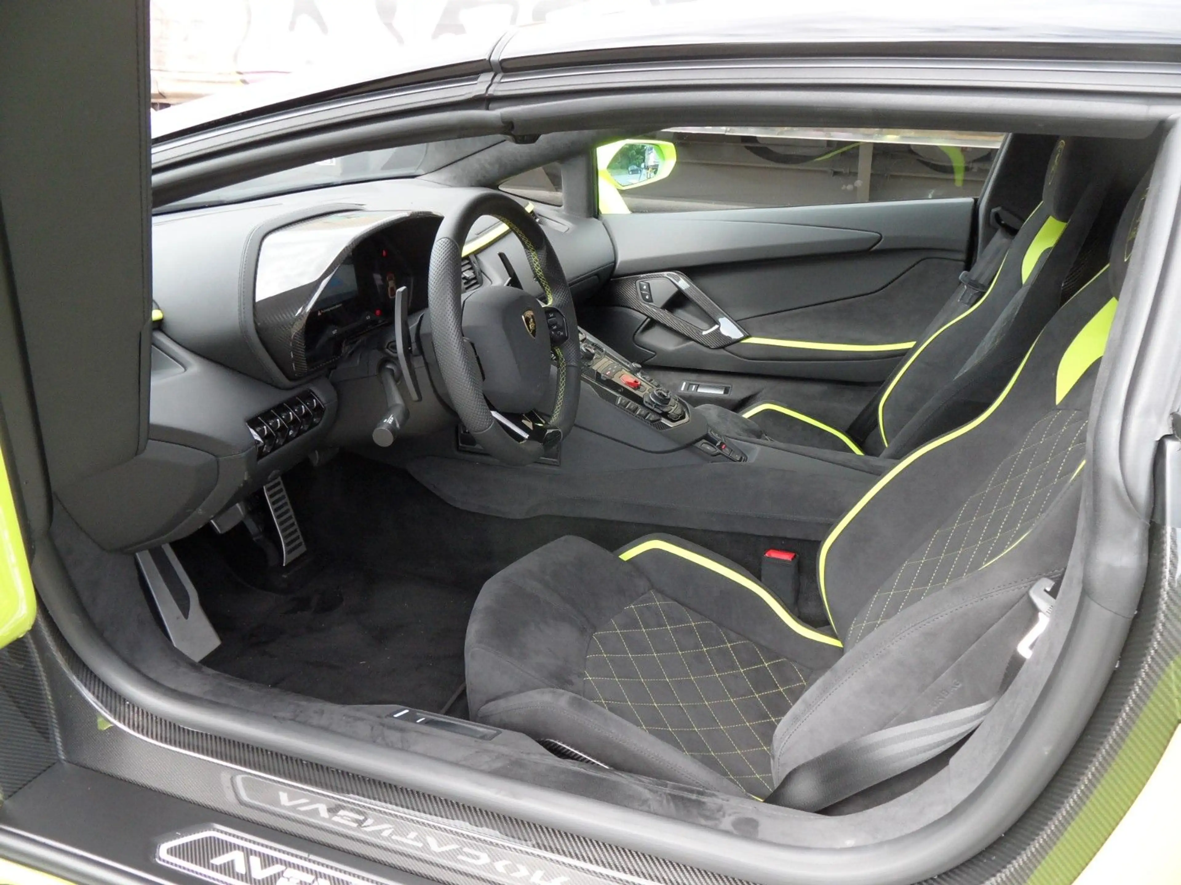 Lamborghini Aventador S Roadster, 2.740 KM, Verde Scandal — photo 10