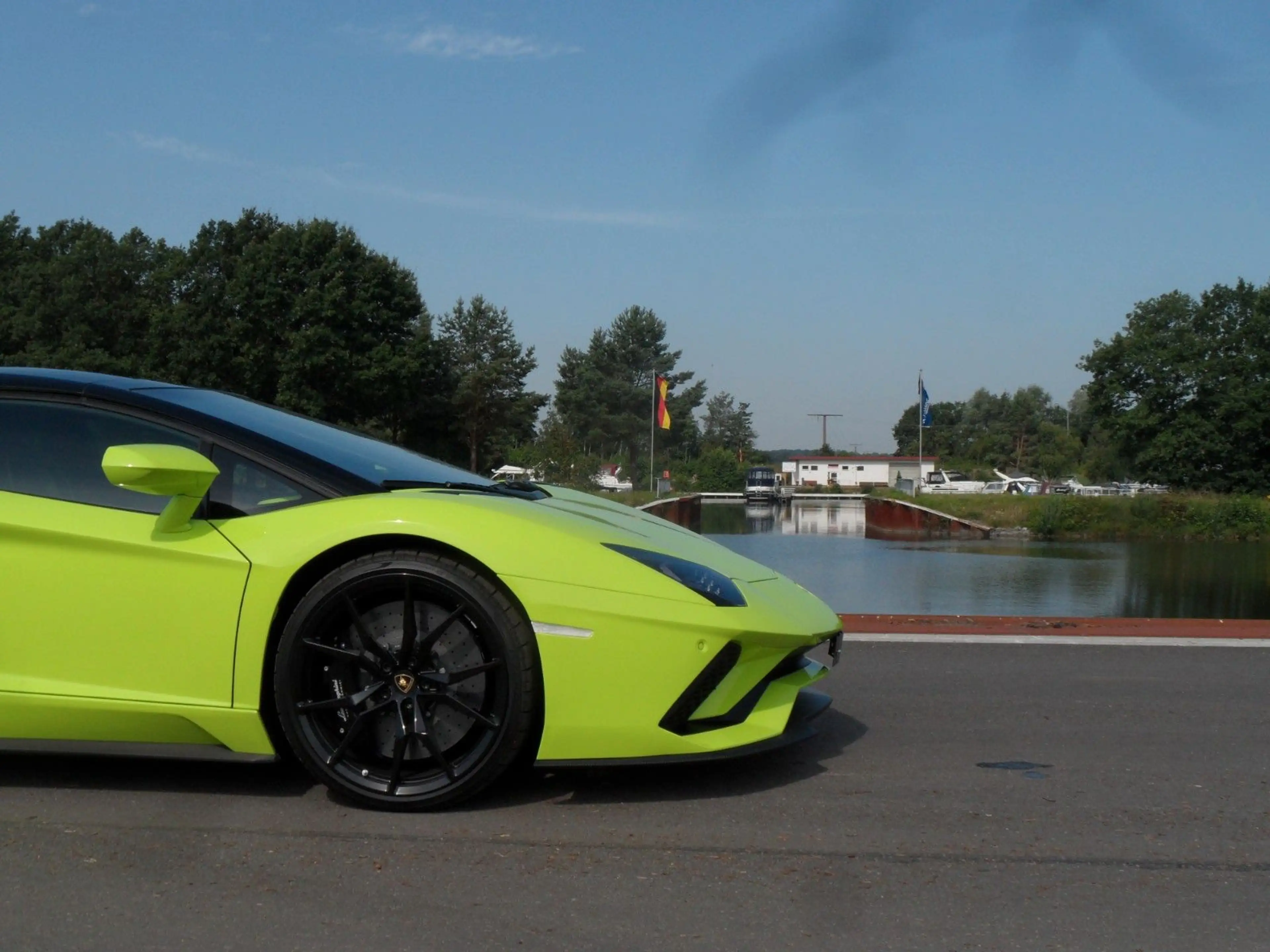 Lamborghini Aventador S Roadster, 2.740 KM, Verde Scandal — photo 4