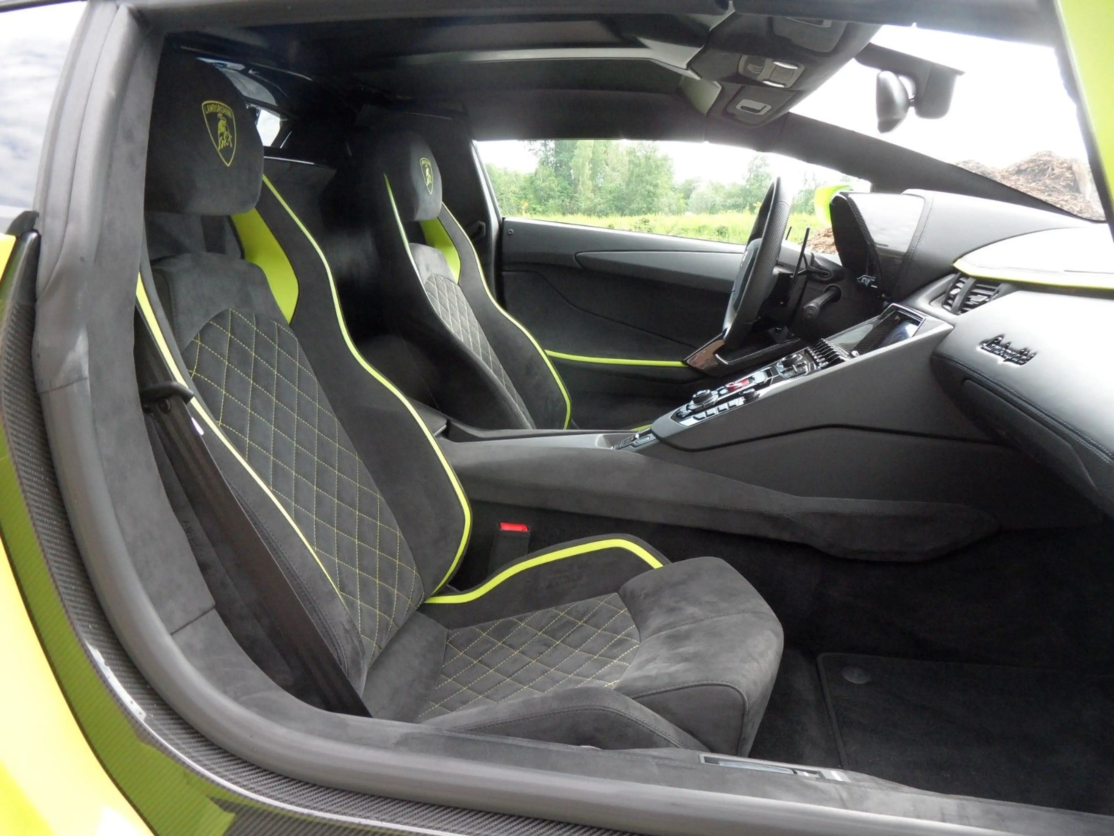 Lamborghini Aventador S Roadster, 2.740 KM, Verde Scandal — photo 12