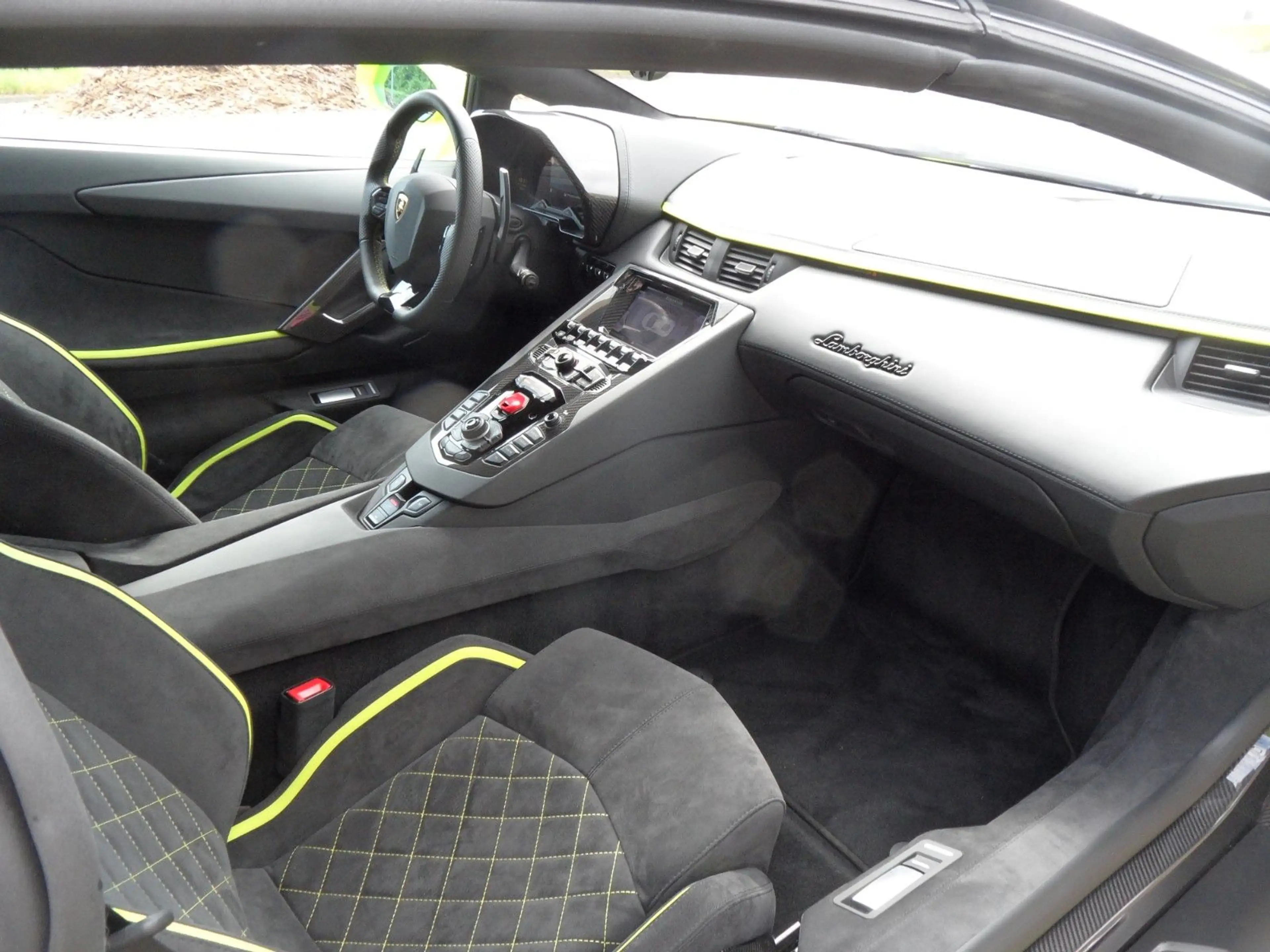 Lamborghini Aventador S Roadster, 2.740 KM, Verde Scandal — photo 13