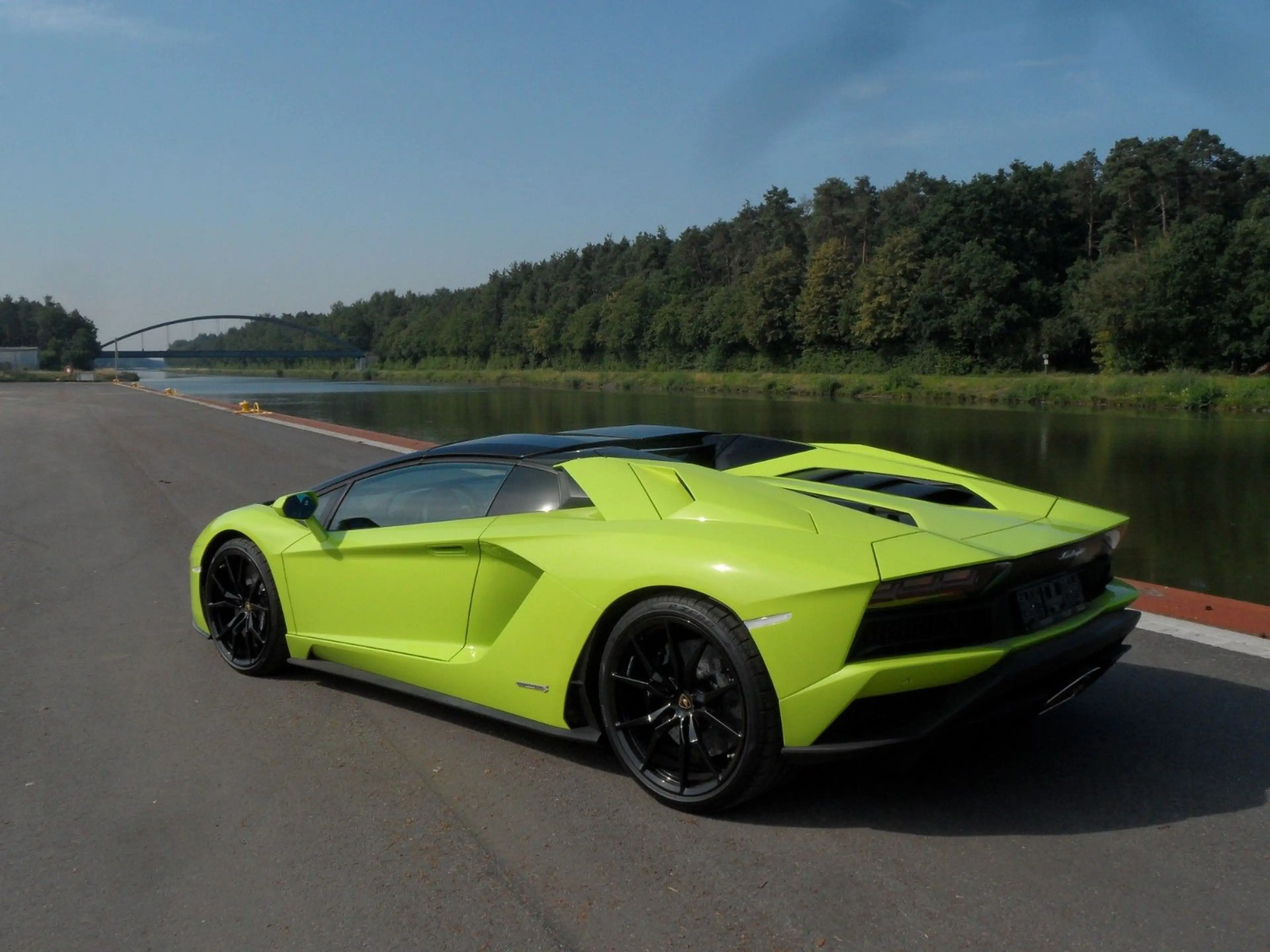 Lamborghini Aventador S Roadster, 2.740 KM, Verde Scandal — photo 7