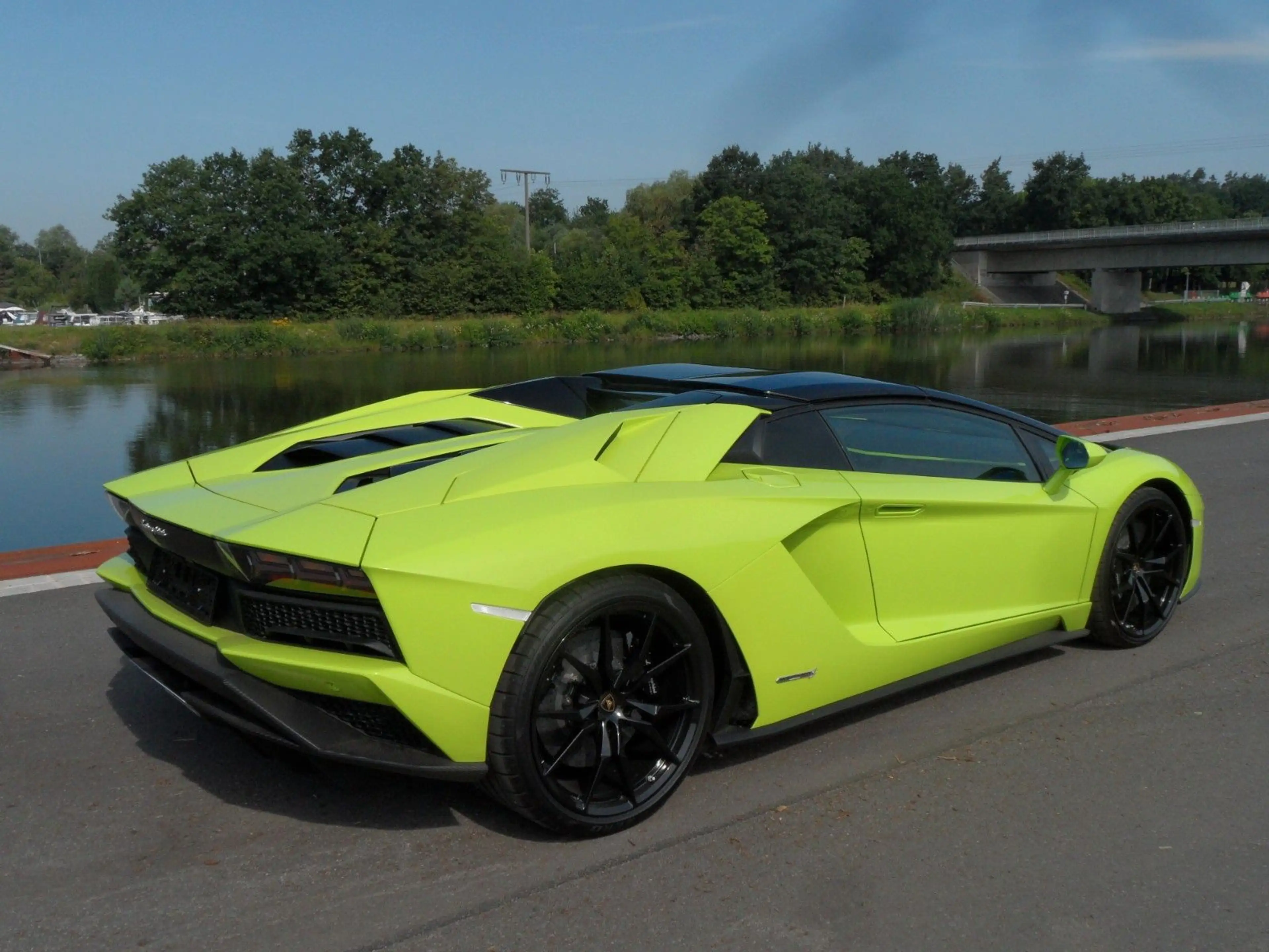 Lamborghini Aventador S Roadster, 2.740 KM, Verde Scandal — photo 6