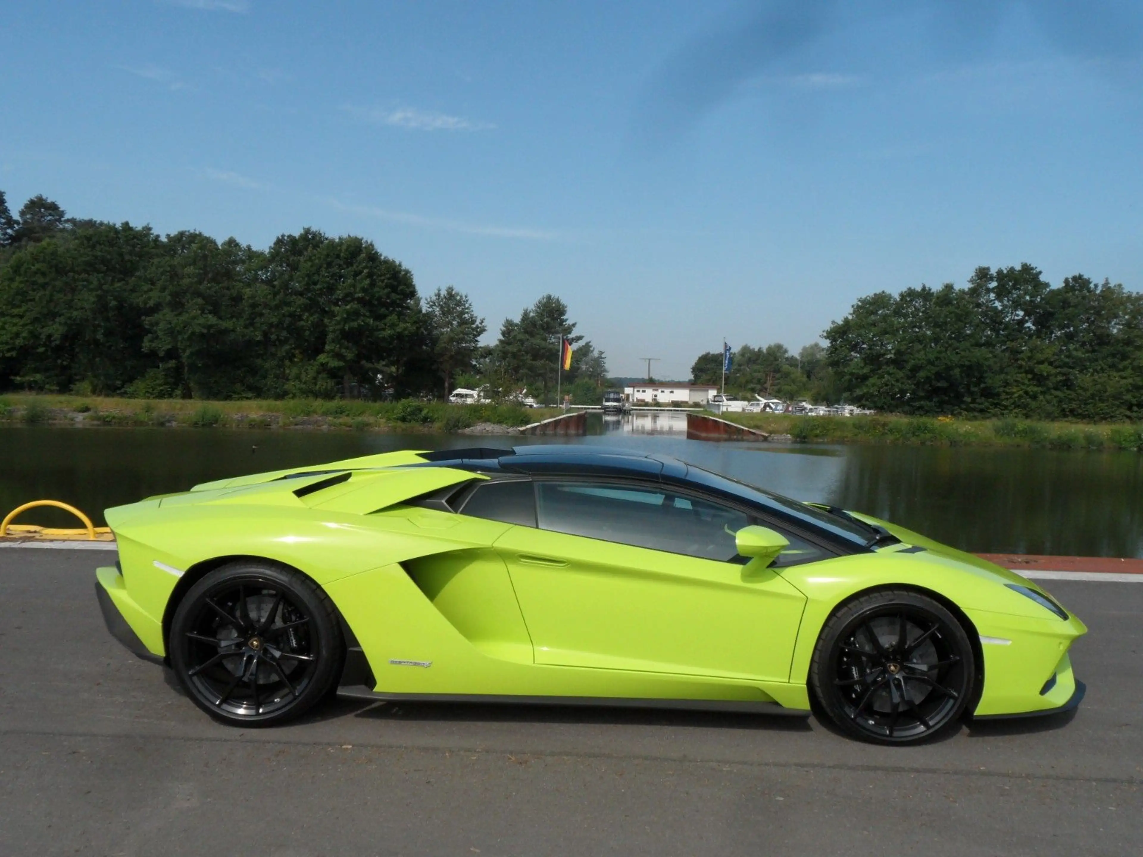 Lamborghini Aventador S Roadster, 2.740 KM, Verde Scandal — photo 5