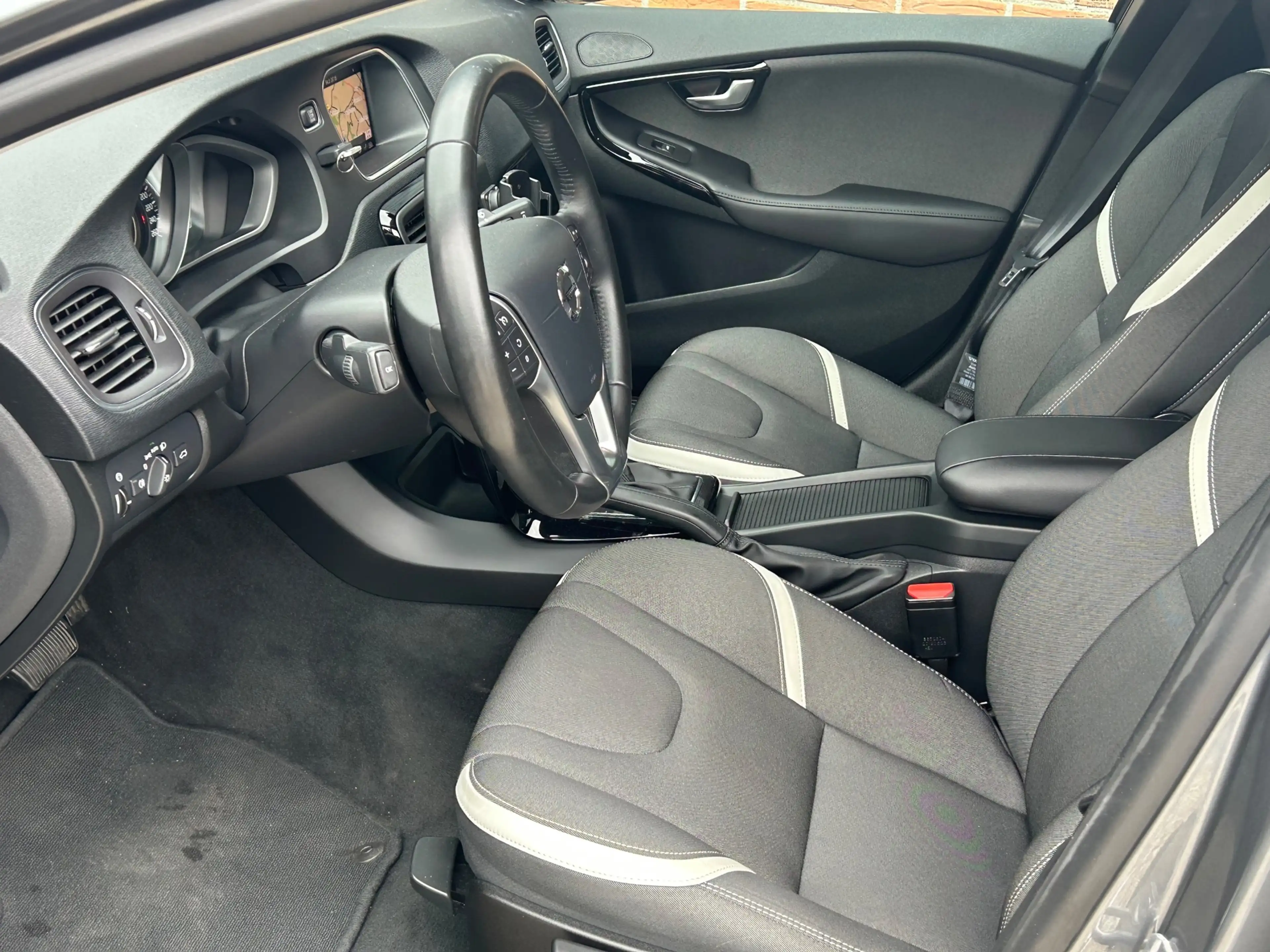 Volvo V40 2.0 D3 Automaat — photo 9
