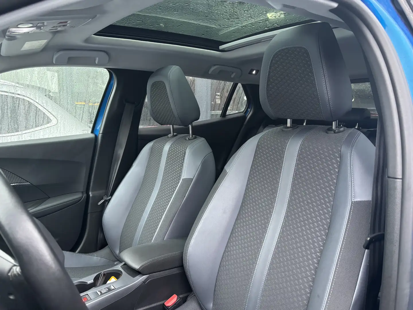 Peugeot e-2008 BWJ 2020 EV Allure 136 PK 50 kWh PANODAK | FULL LE Blauw - 2