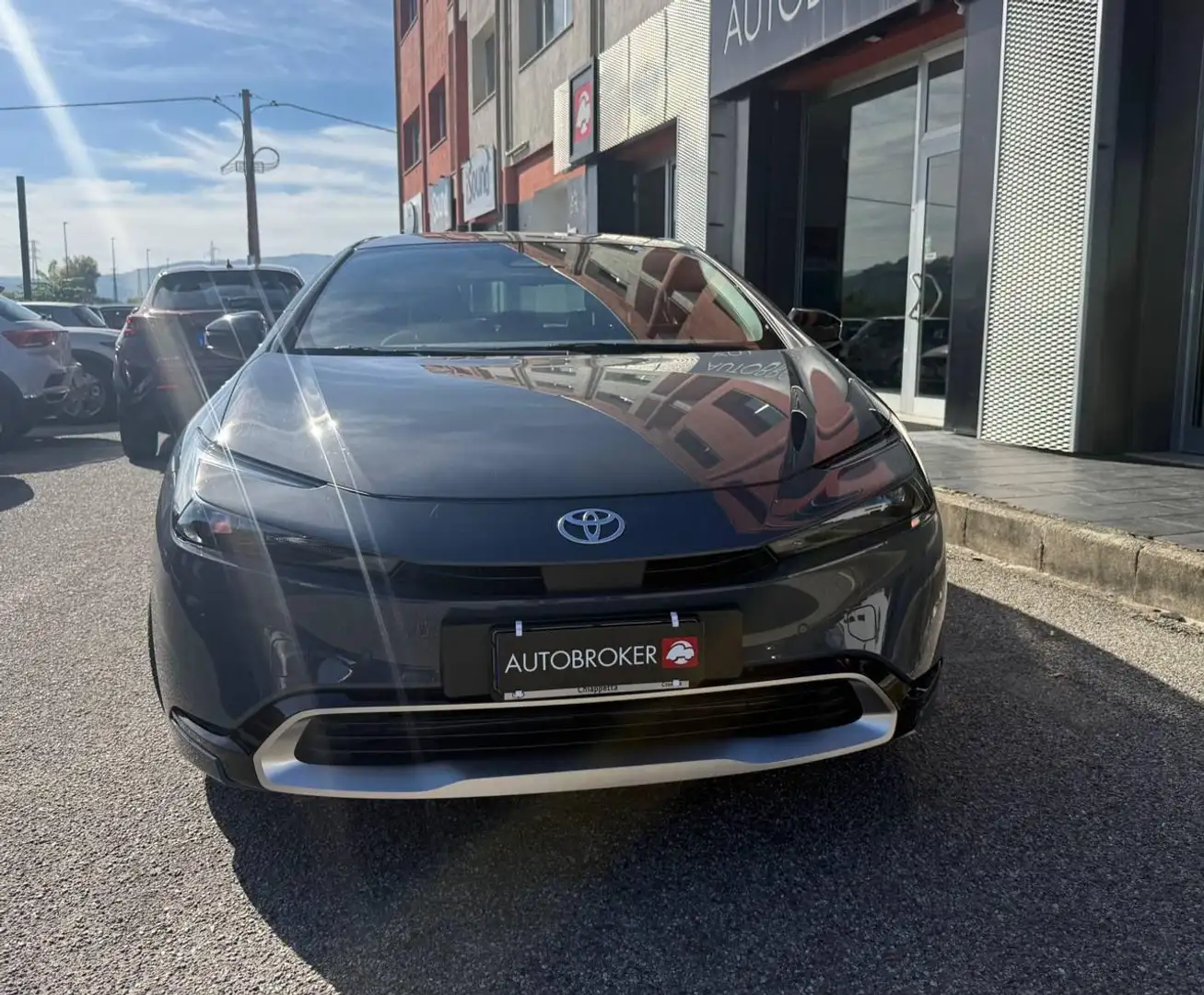 Toyota Prius 2.0 Plug-in Hybrid Lounge + Gris - 2