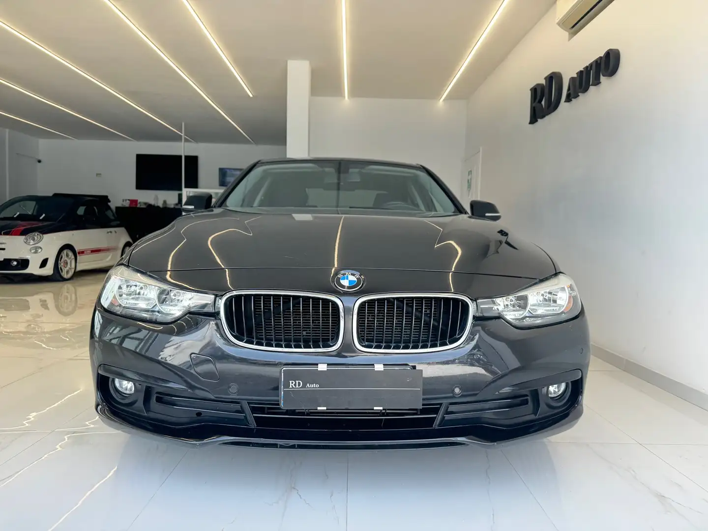 BMW 318 d Business Advantage Automatica iva deducibile Schwarz - 2