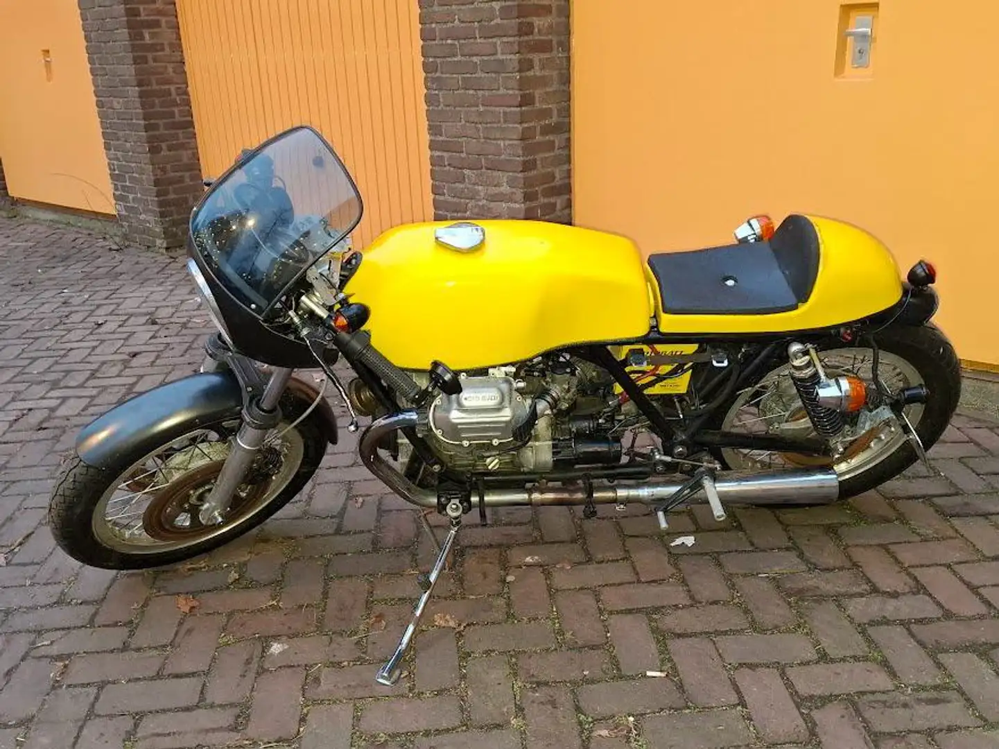 Moto Guzzi California 850 caferacer Geel - 1