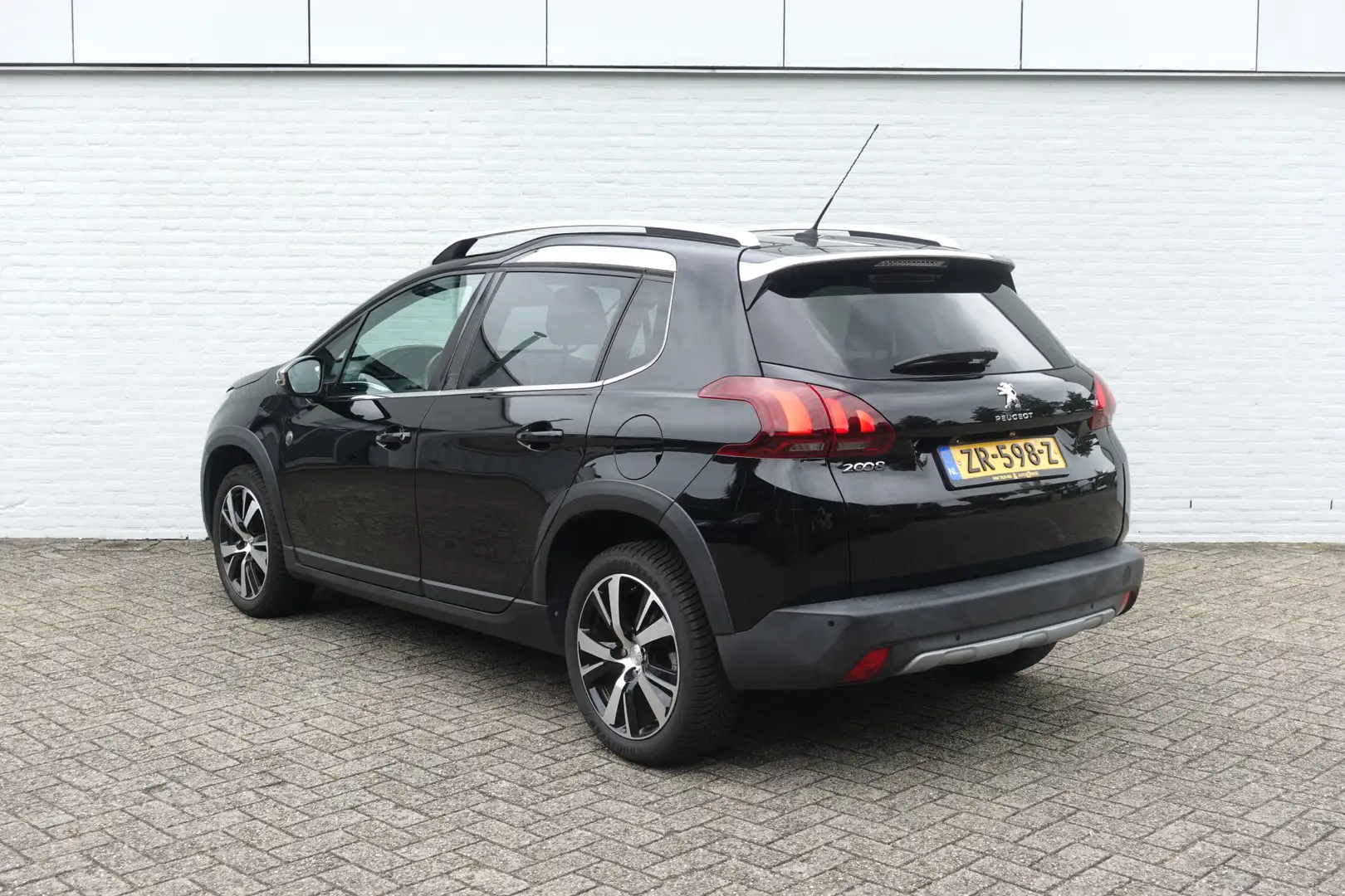 Peugeot 2008 1.2 PureTech Allure - Crossway | Nav | Pano dak | Zwart - 2