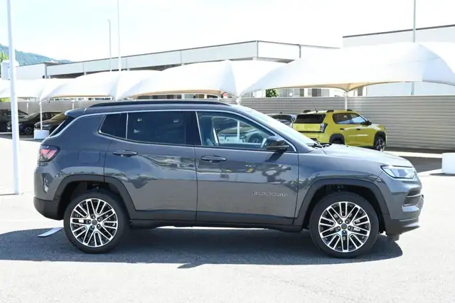 Jeep Compass view 4