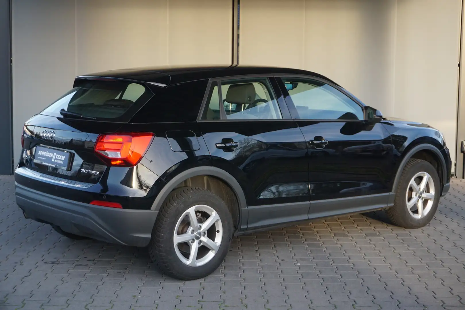 Audi Q2 30 TFSi S tronic AHK PDC Schwarz - 2