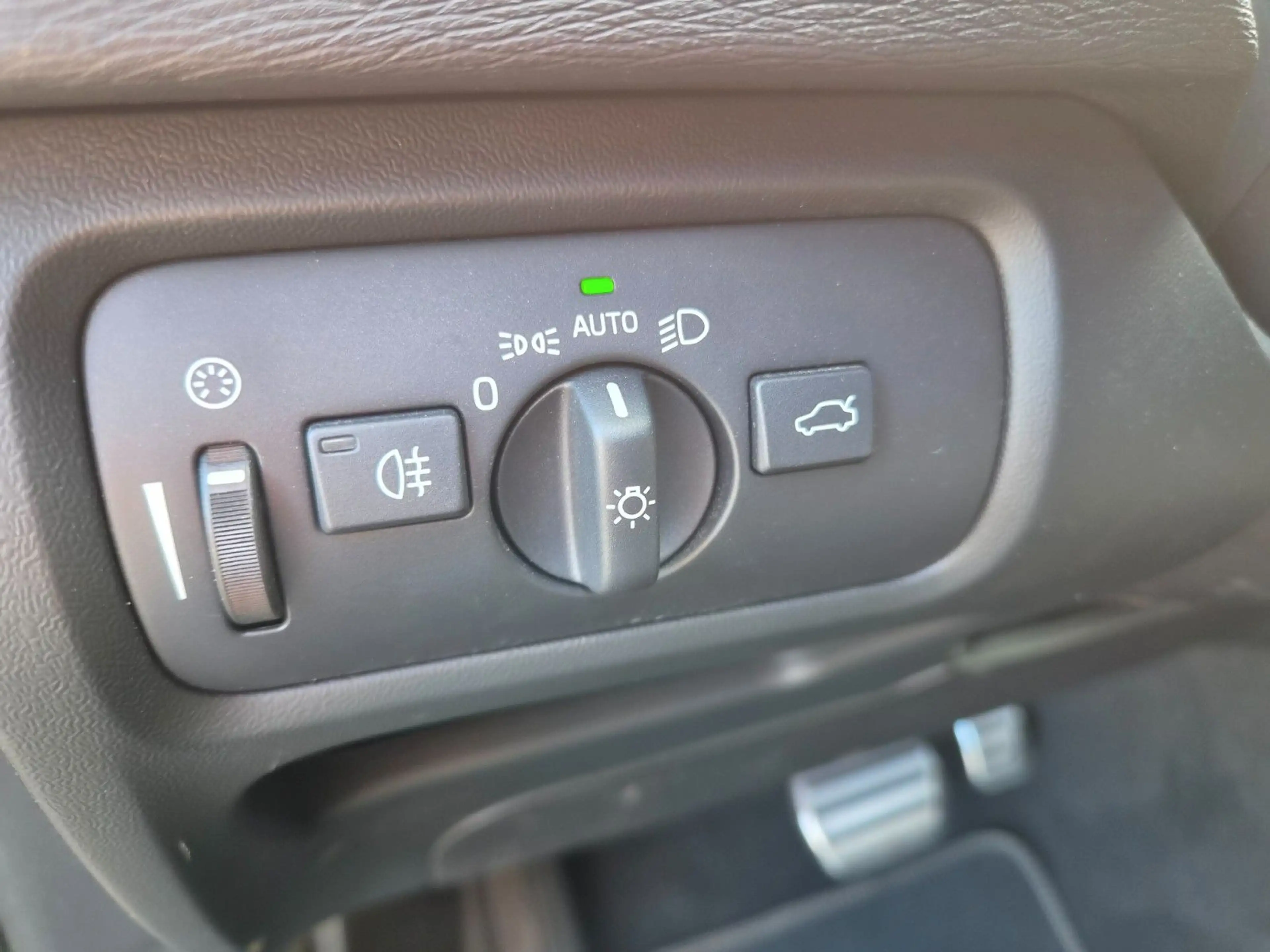 Volvo V40 R-Design Automatik/Navi/Leder/PDC/Garantie — photo 27