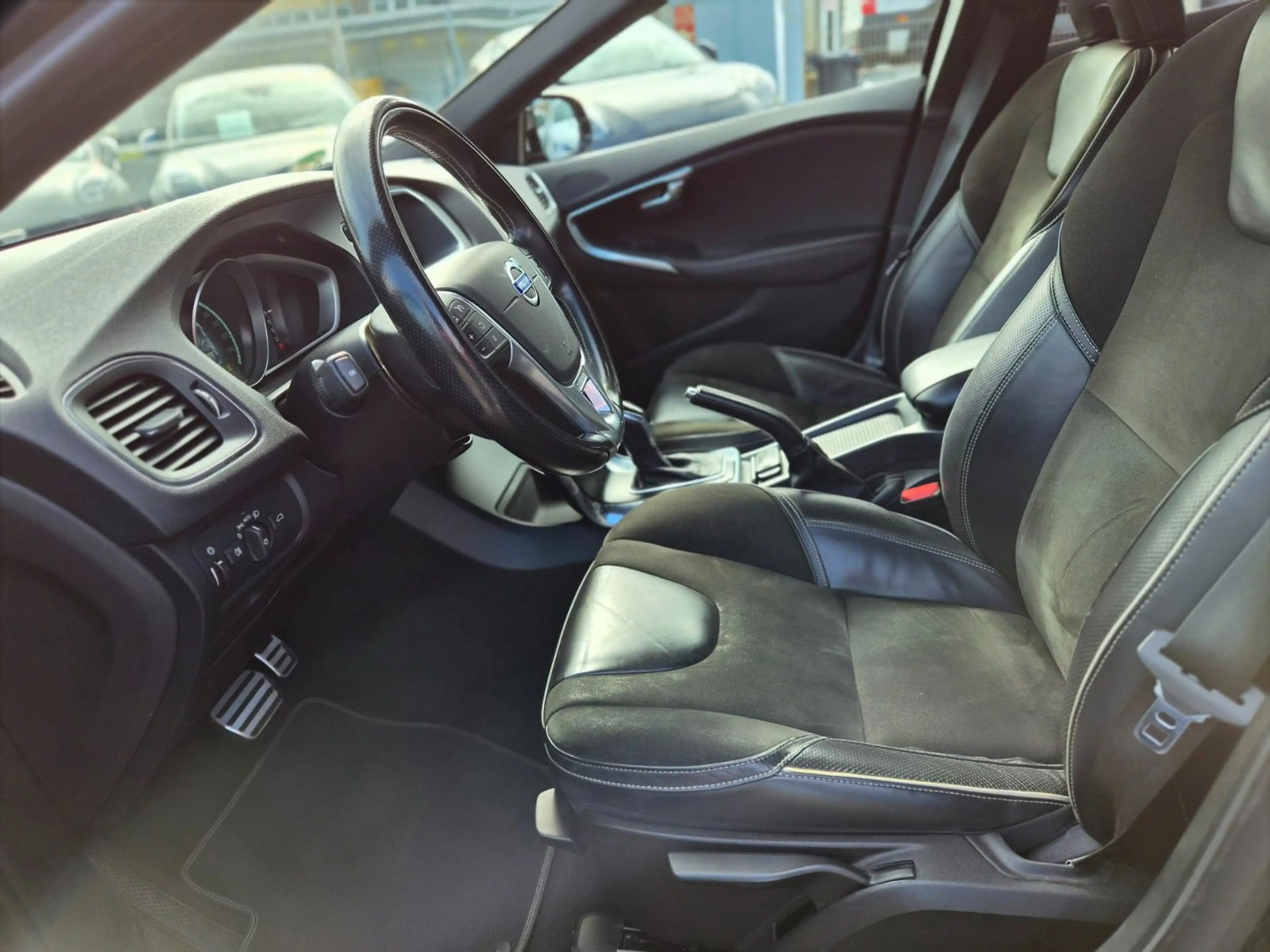 Volvo V40 R-Design Automatik/Navi/Leder/PDC/Garantie — photo 25