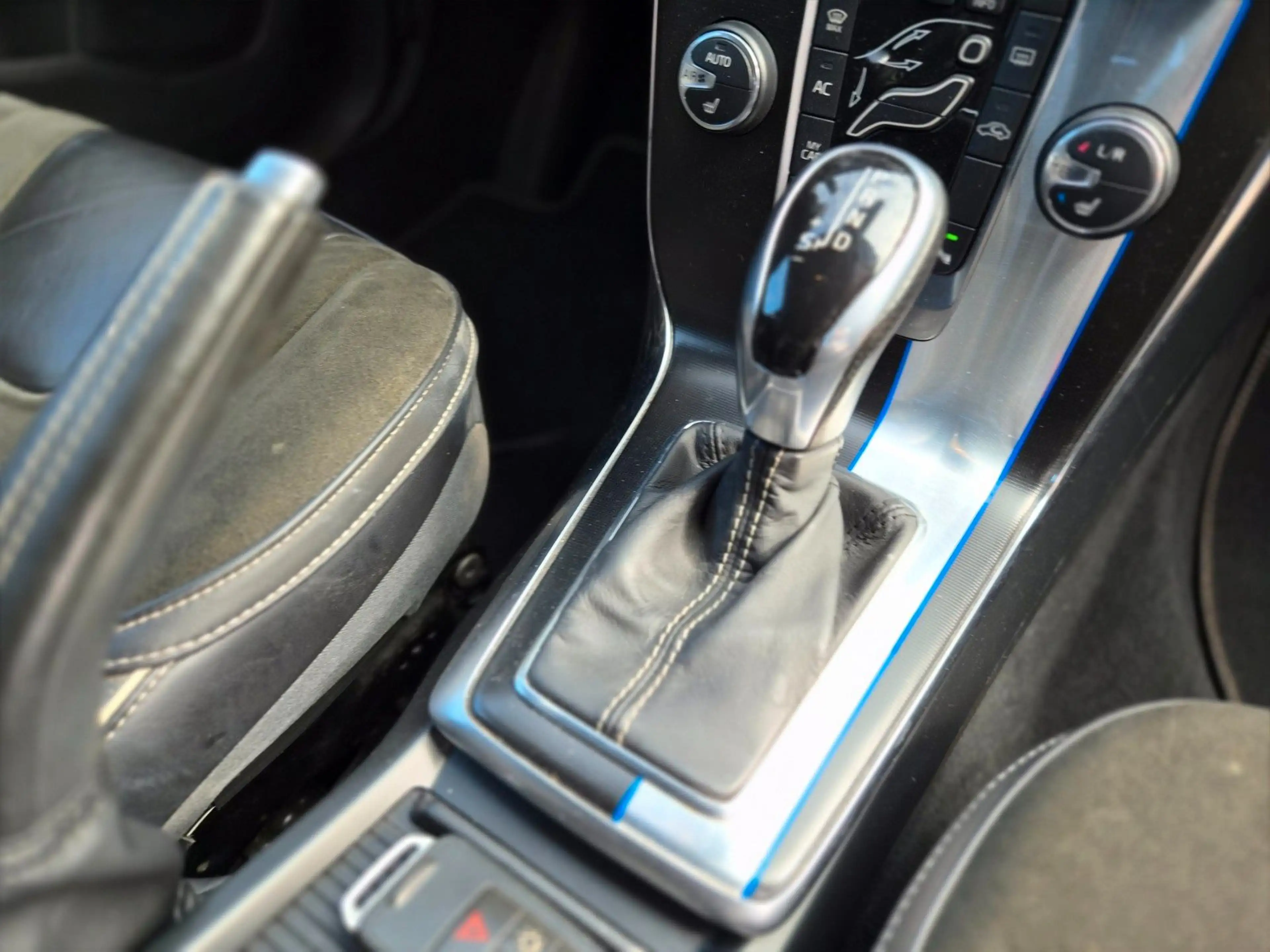 Volvo V40 R-Design Automatik/Navi/Leder/PDC/Garantie — photo 20