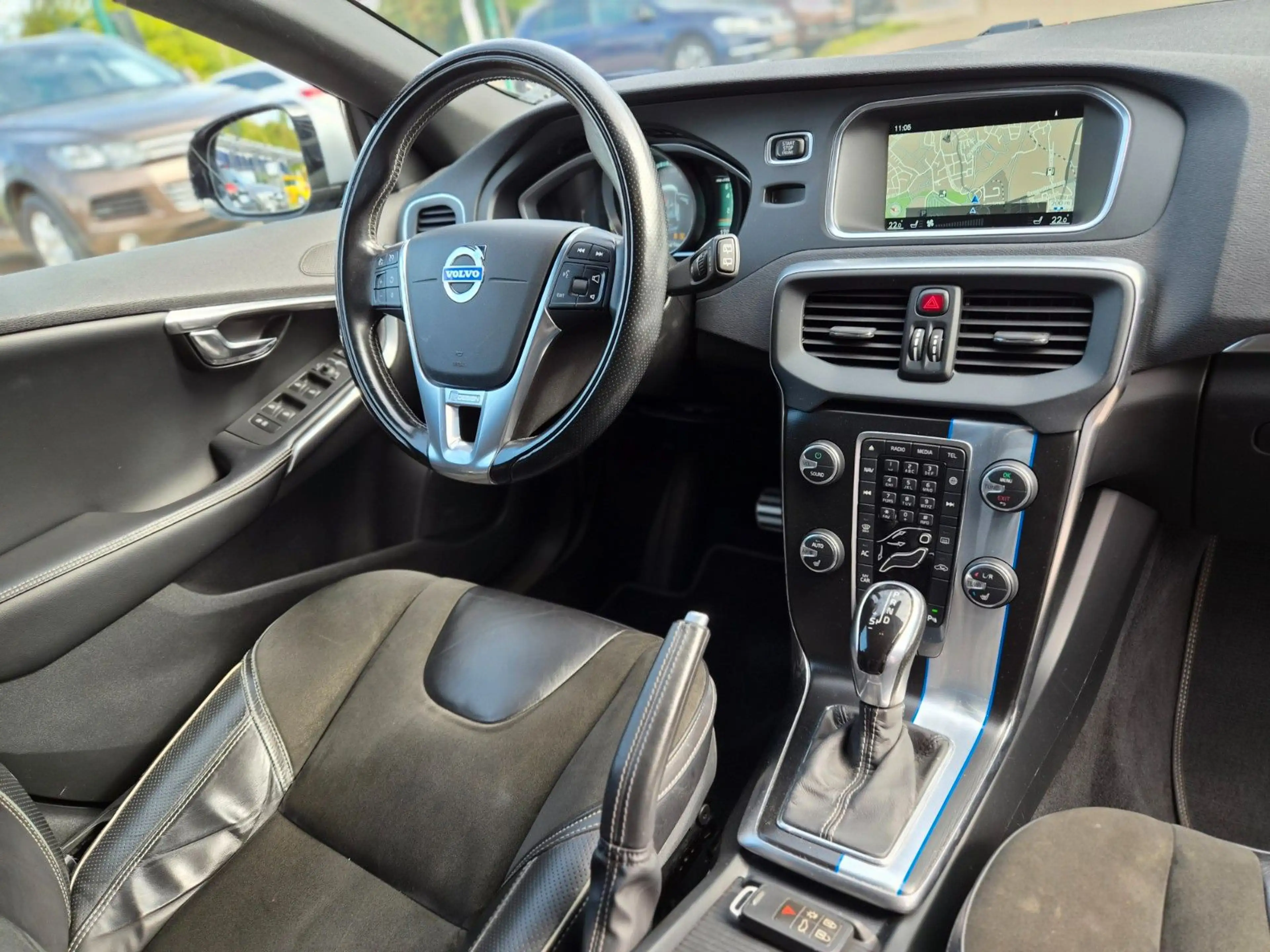Volvo V40 R-Design Automatik/Navi/Leder/PDC/Garantie — photo 17