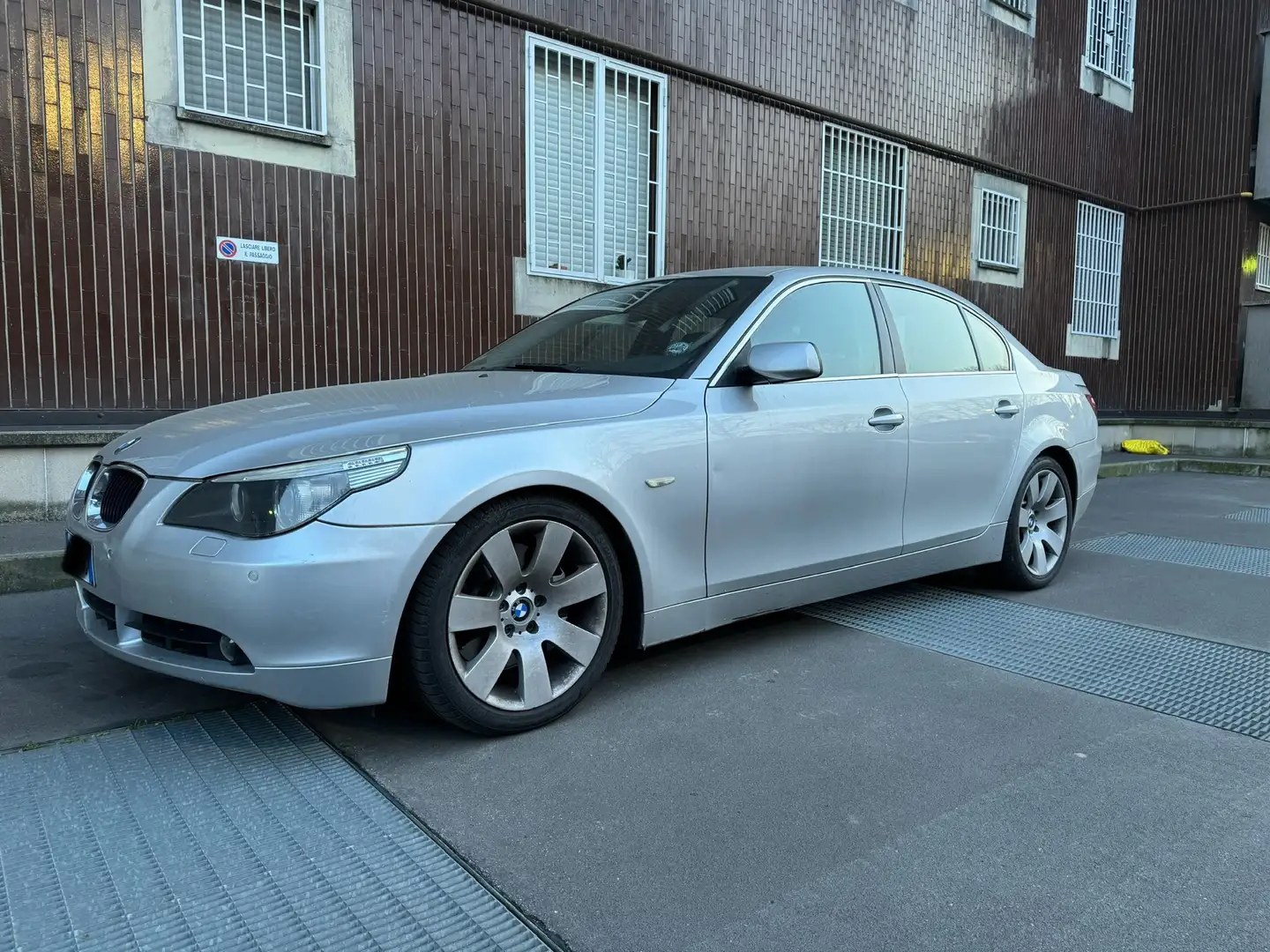 BMW 535 535d Gümüş rengi - 1