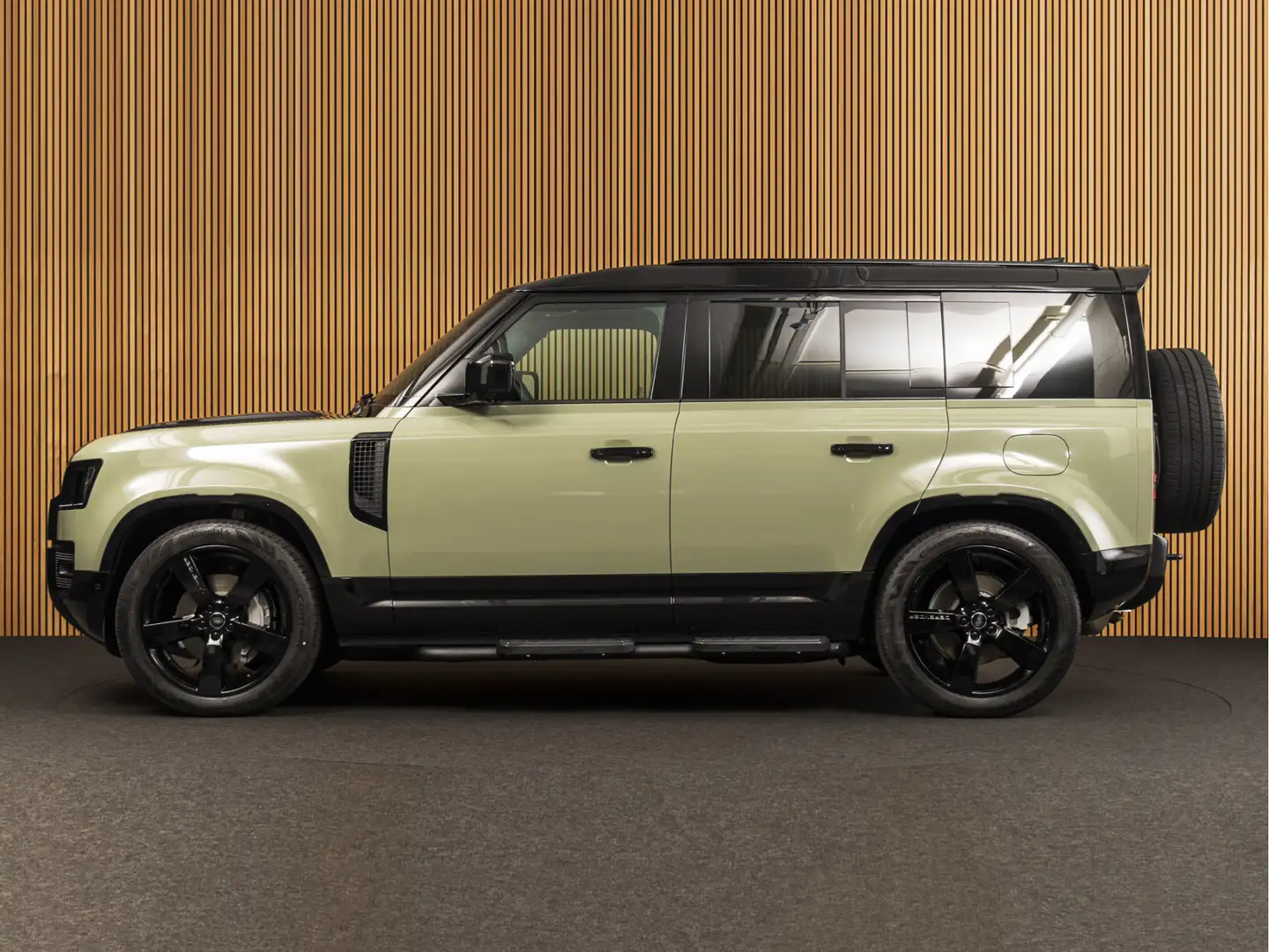 Land Rover Defender 110 2.0 P300e 110 X-Dynamic HSE HUD-PANO-MERIDIAN- Zwart - 2