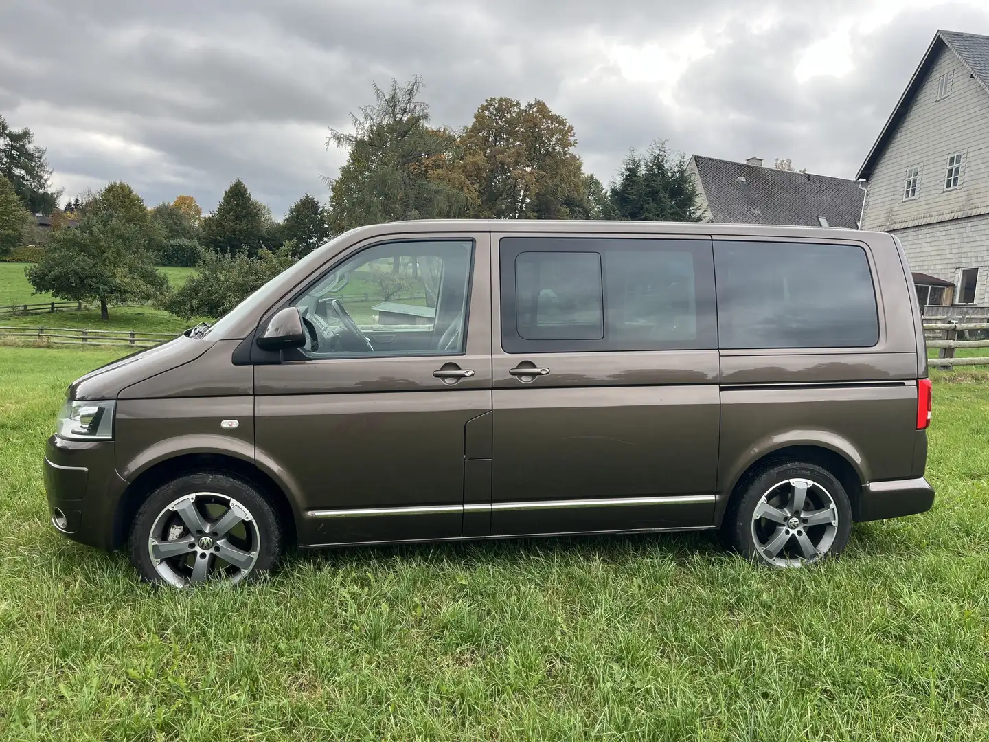 Volkswagen T5 Multivan VW T5 Multivan 4MOTION Highline Braun - 1
