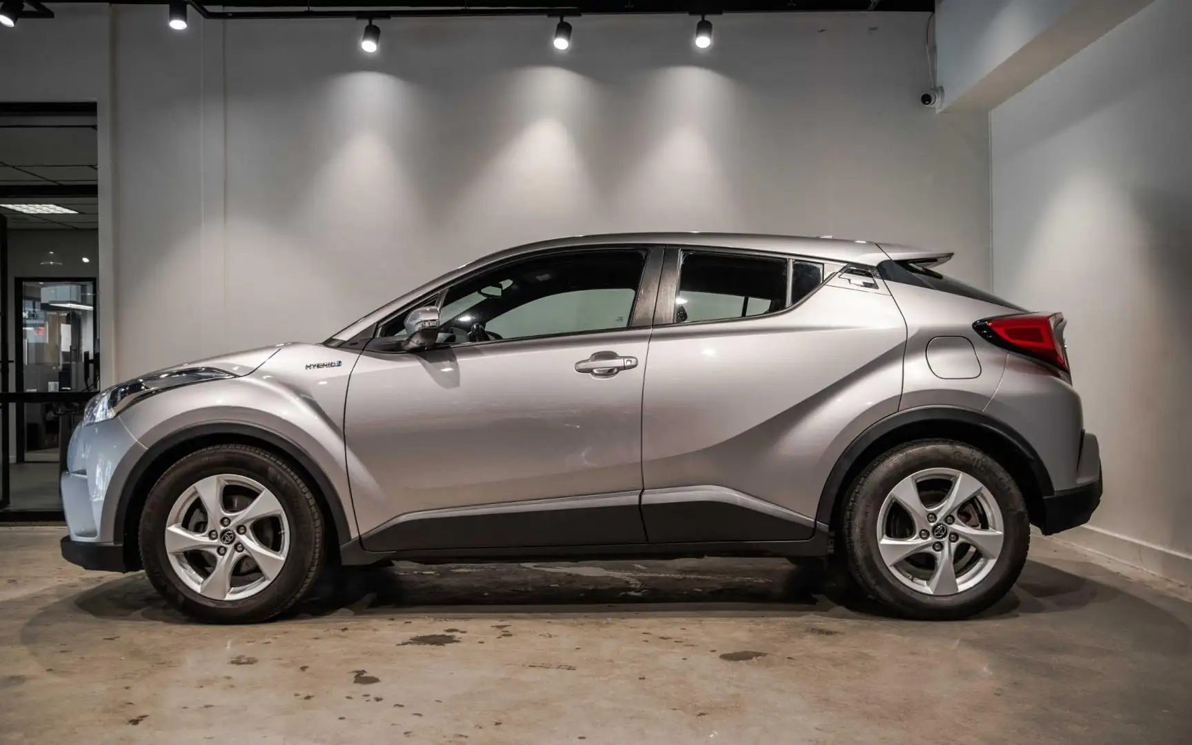 Toyota C-HR 1.8 Hybrid Dynamic Gris - 2