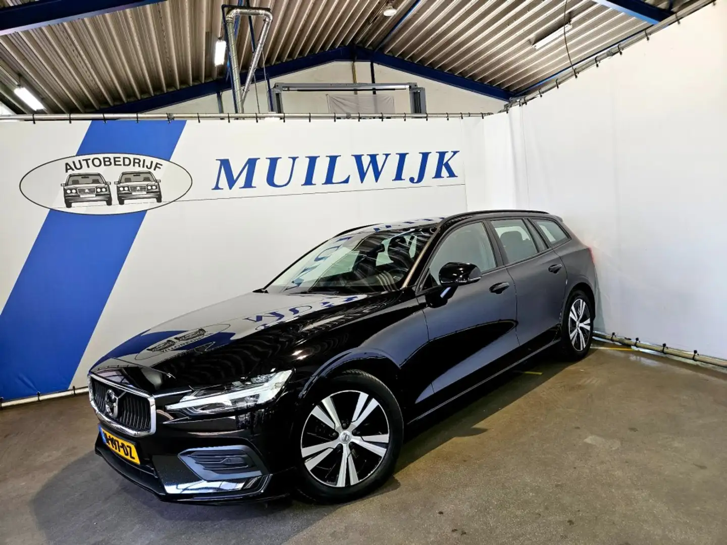 Volvo V60 2.0 B3 Momentum Advantage / CarPlay / Navi / NL Au Schwarz - 2