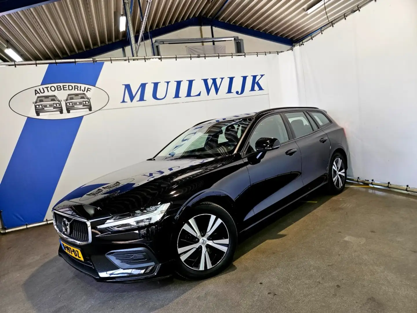 Volvo V60 2.0 B3 Momentum Advantage / CarPlay / Navi / NL Au Schwarz - 1