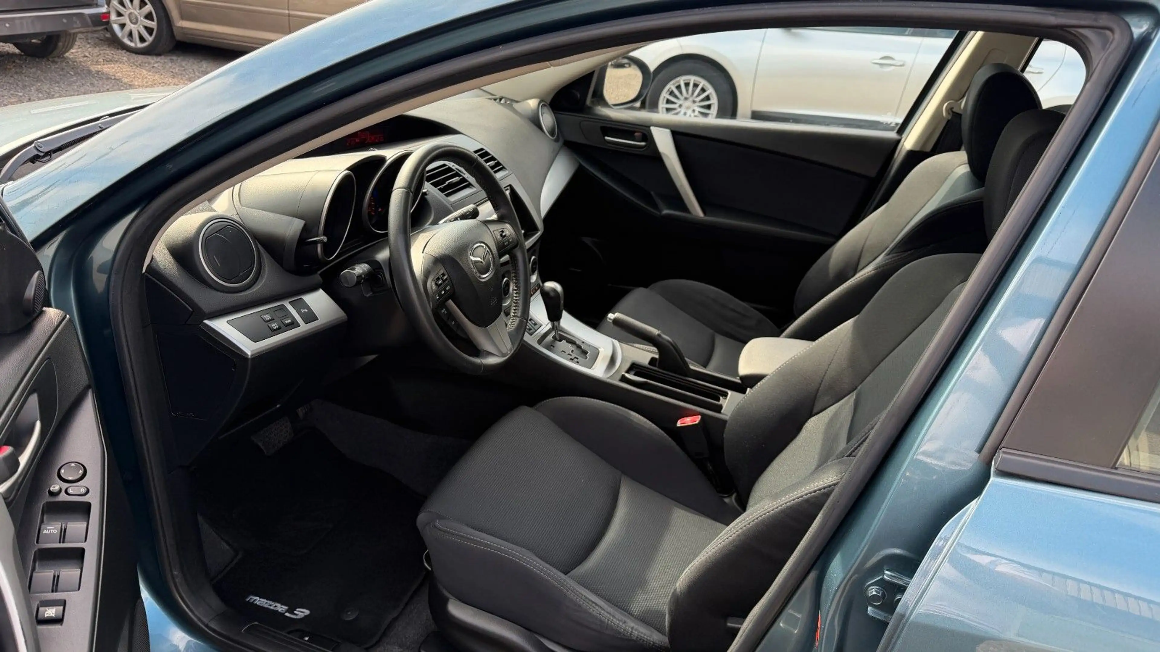 Mazda 3 Sports-Line 1-Hand Scheckheft 8-fach bereift — photo 9