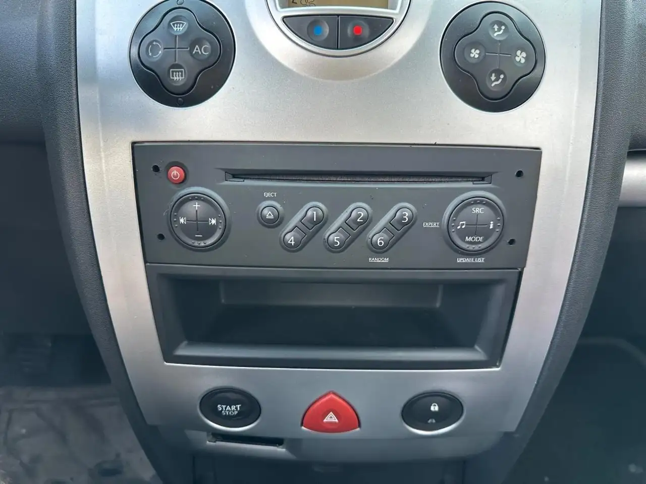 Renault Megane Berline — photo 15