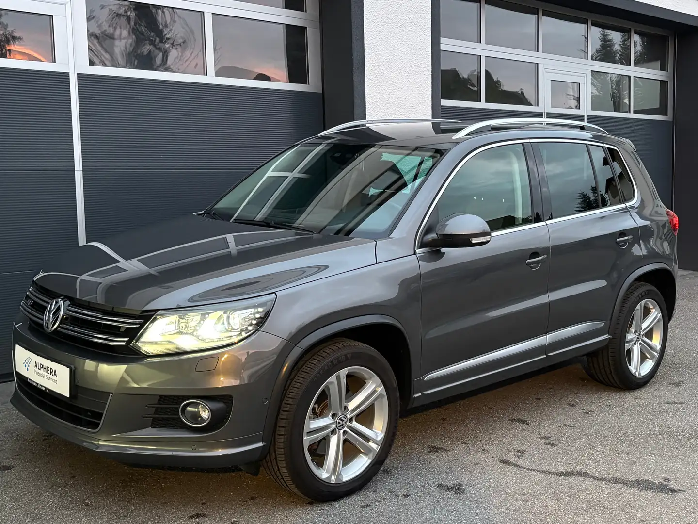 Volkswagen Tiguan Sport R-LINE *Alcantara*Bi-Xenon*SitzH*PDC*ParkAssist*KLIMA* Grau - 1