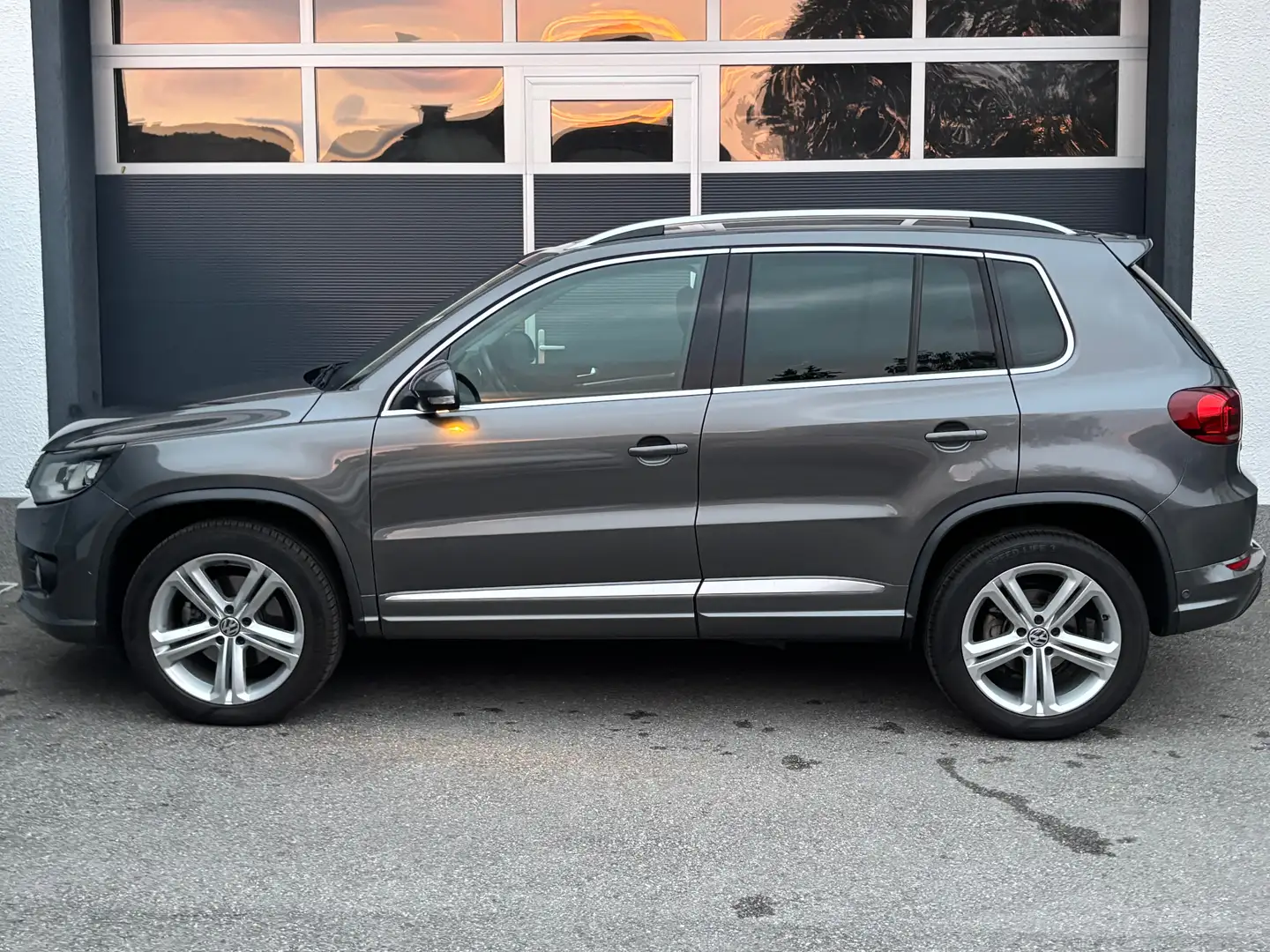 Volkswagen Tiguan Sport R-LINE *Alcantara*Bi-Xenon*SitzH*PDC*ParkAssist*KLIMA* Grau - 2