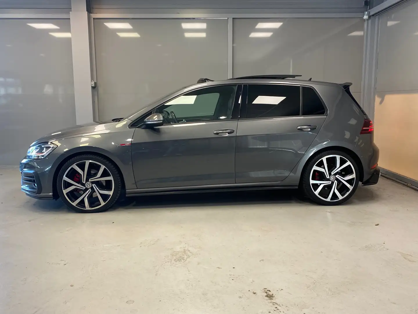 Volkswagen Golf GTI 2.0 230 PK Performance | LED | PANODAK | CAMERA | Grijs - 2