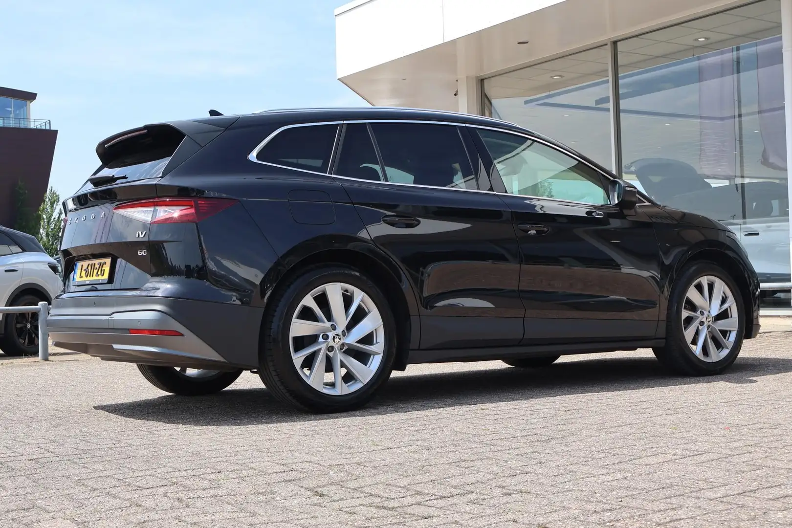 Skoda Enyaq iV 60 180pk | Navigatie | Camera | PDC | Keyless E Zwart - 2