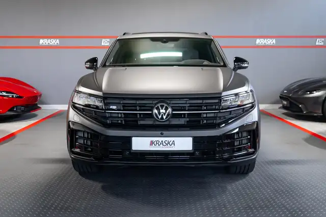 Volkswagen Touareg view 4