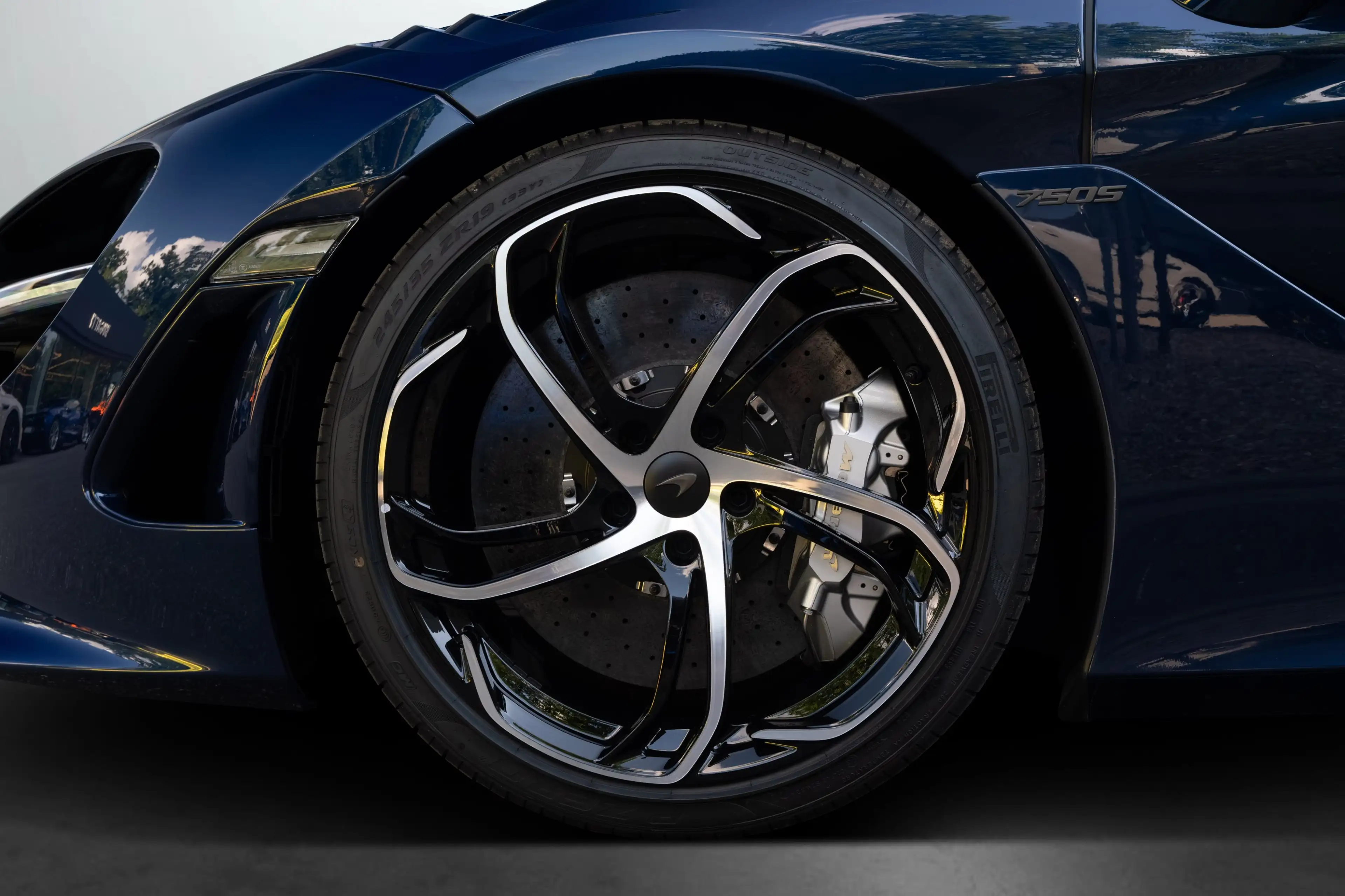 McLaren 750S Spider CF Exterior I Namaka Blue I B&W — photo 9