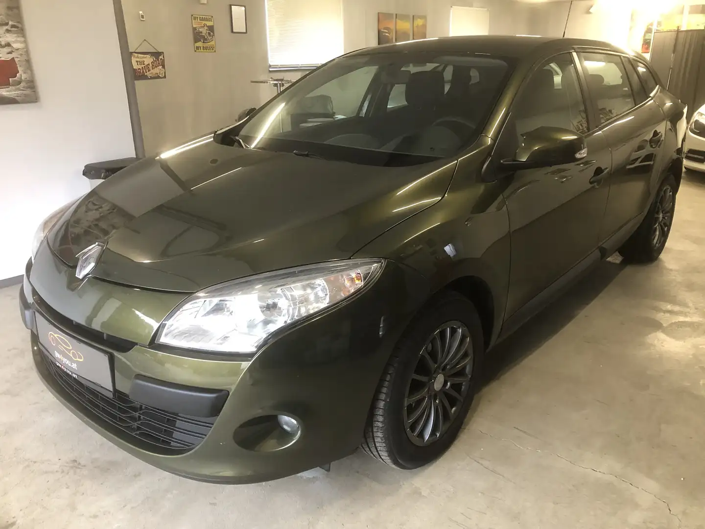 Renault Megane Mégane Grandtour Tonic 1,6 16V EB mit nur 80 Tkm Grün - 1