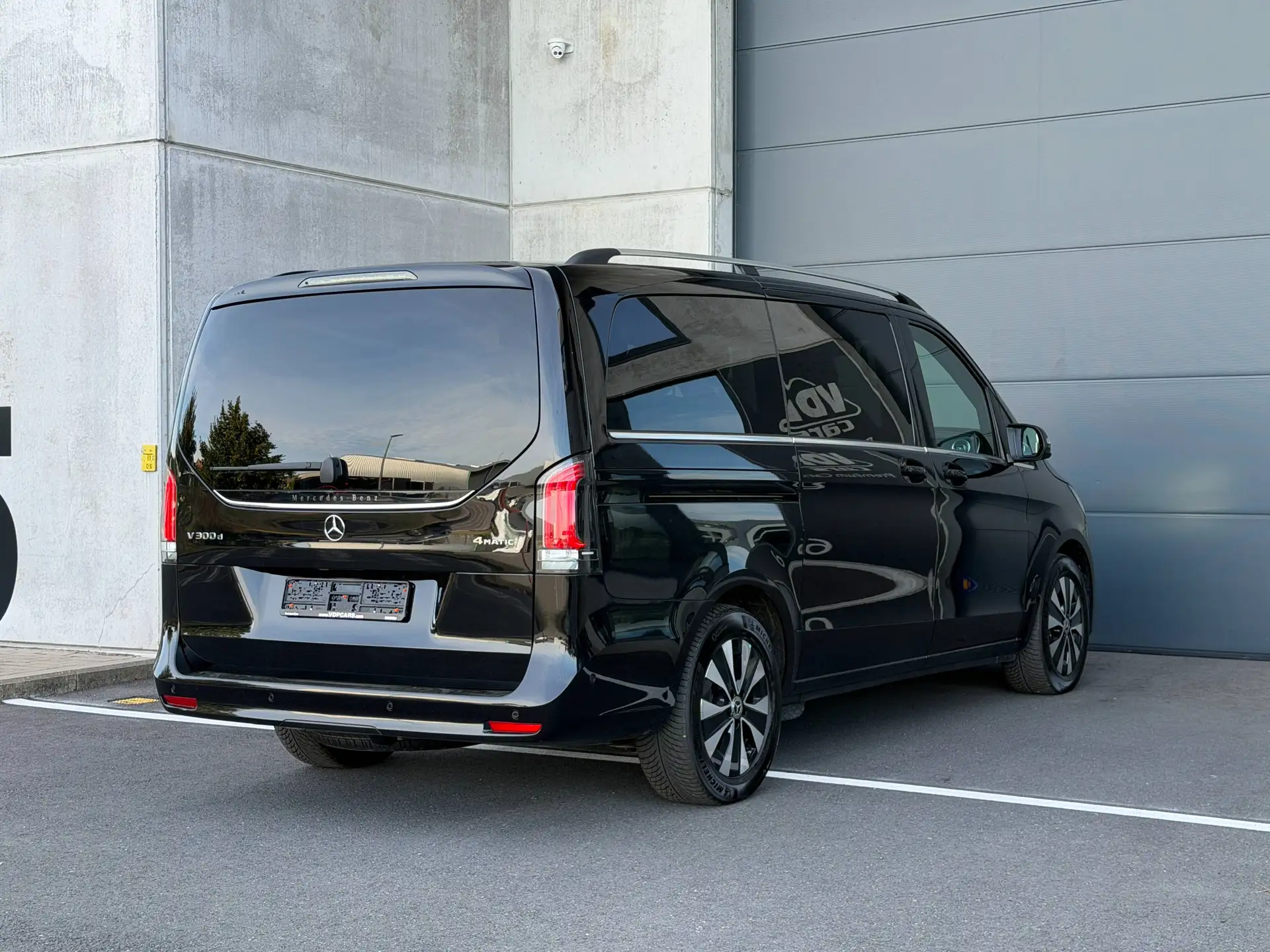 Mercedes-Benz V-Class V 300 2025 검정 사진 5