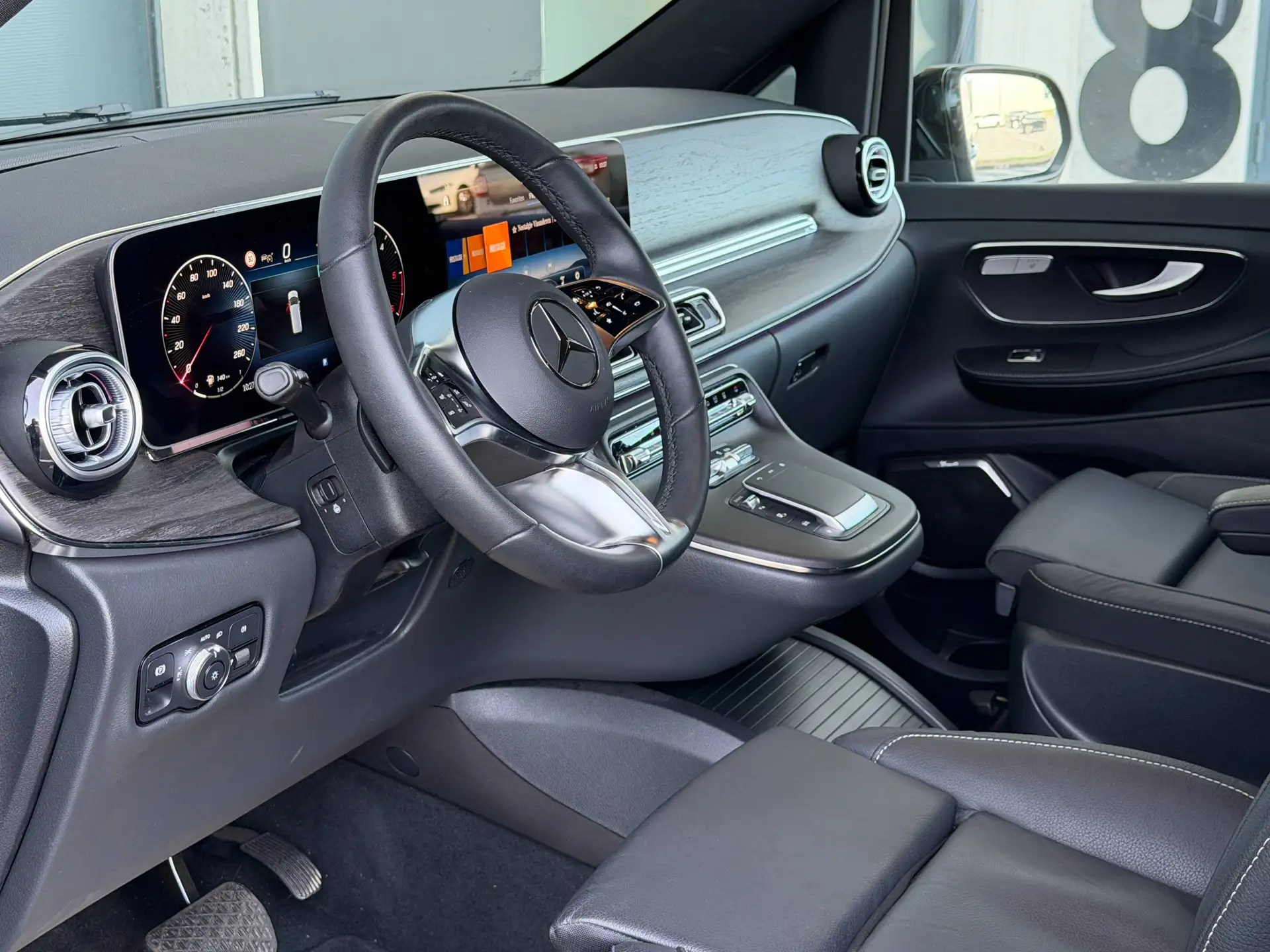 Mercedes-Benz V-Class V 300 2025 검정 사진 8