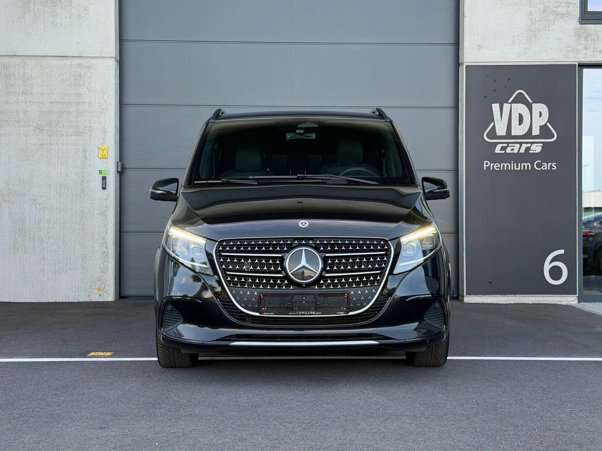Mercedes-Benz V-Class V 300 2025 검정 사진 3