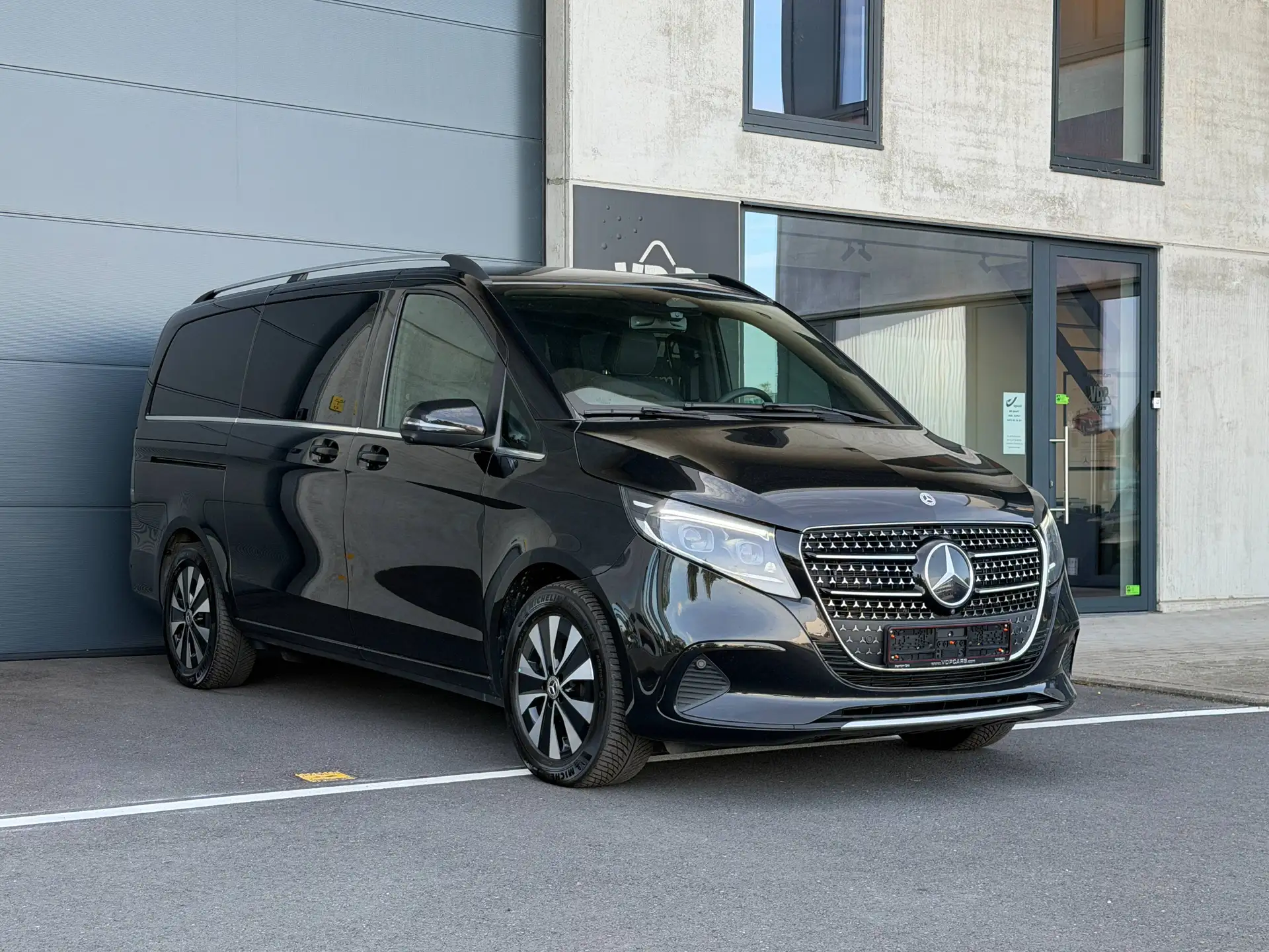 Mercedes-Benz V-Class V 300 2025 검정 사진 4