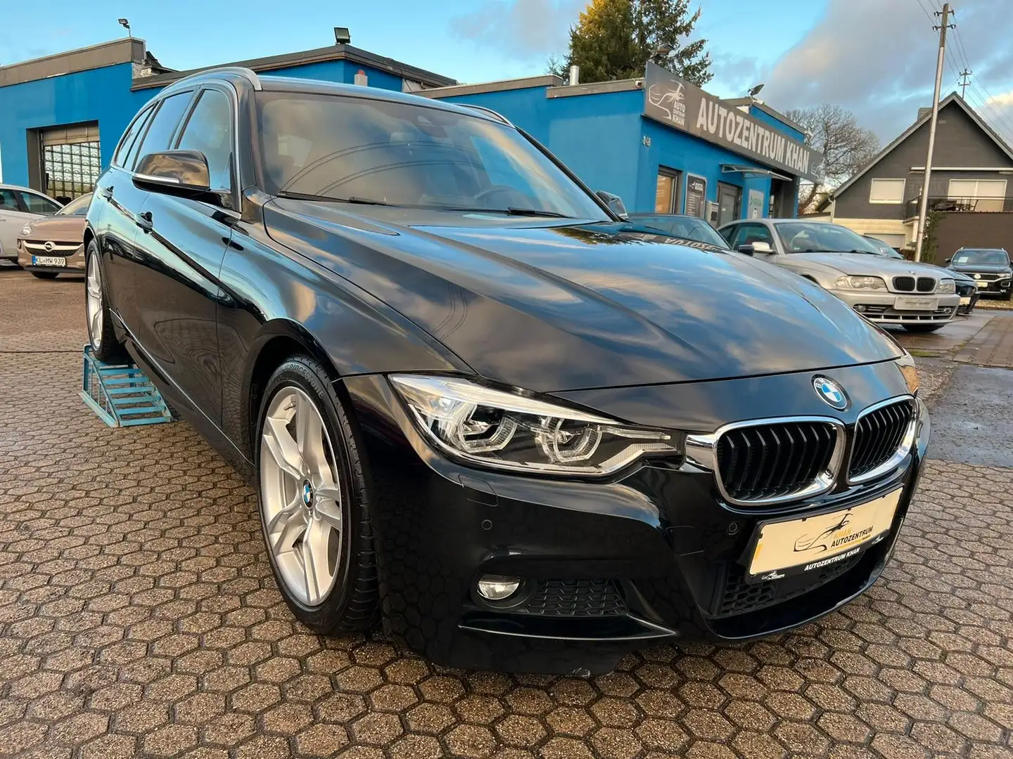 BMW 320 d M Sport LED/NAVI/SHZ/HEADUP Schwarz - 1
