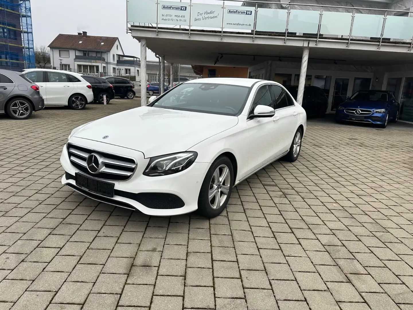Mercedes-Benz E 220 d*Navi*Multibeam*Distr.*Spur*Ambi*RCAM Weiß - 1
