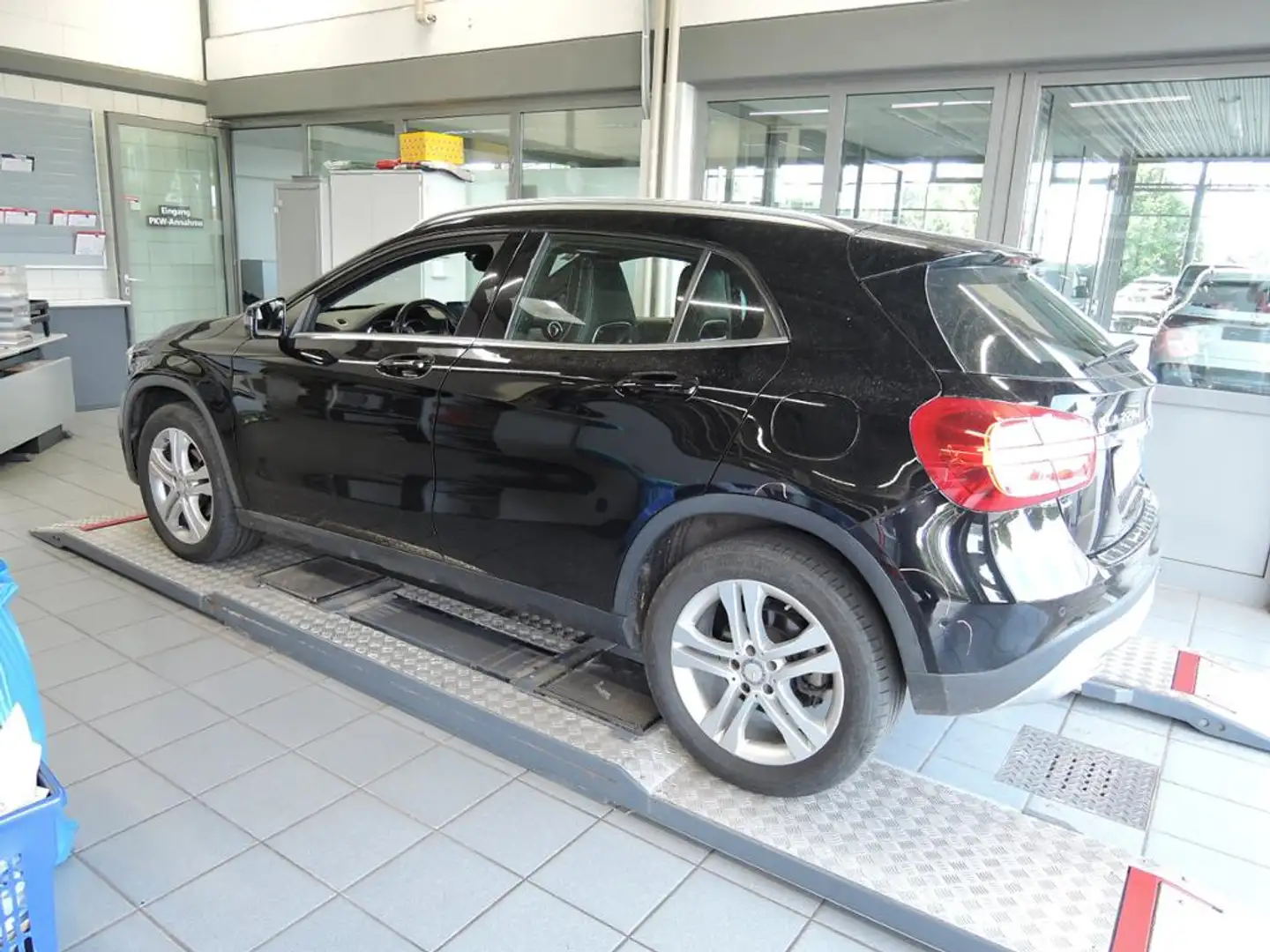 Mercedes-Benz GLA 220 d /7G/Bi-Xenon/Navi/Kamera/Easy-Pack/ Black - 2