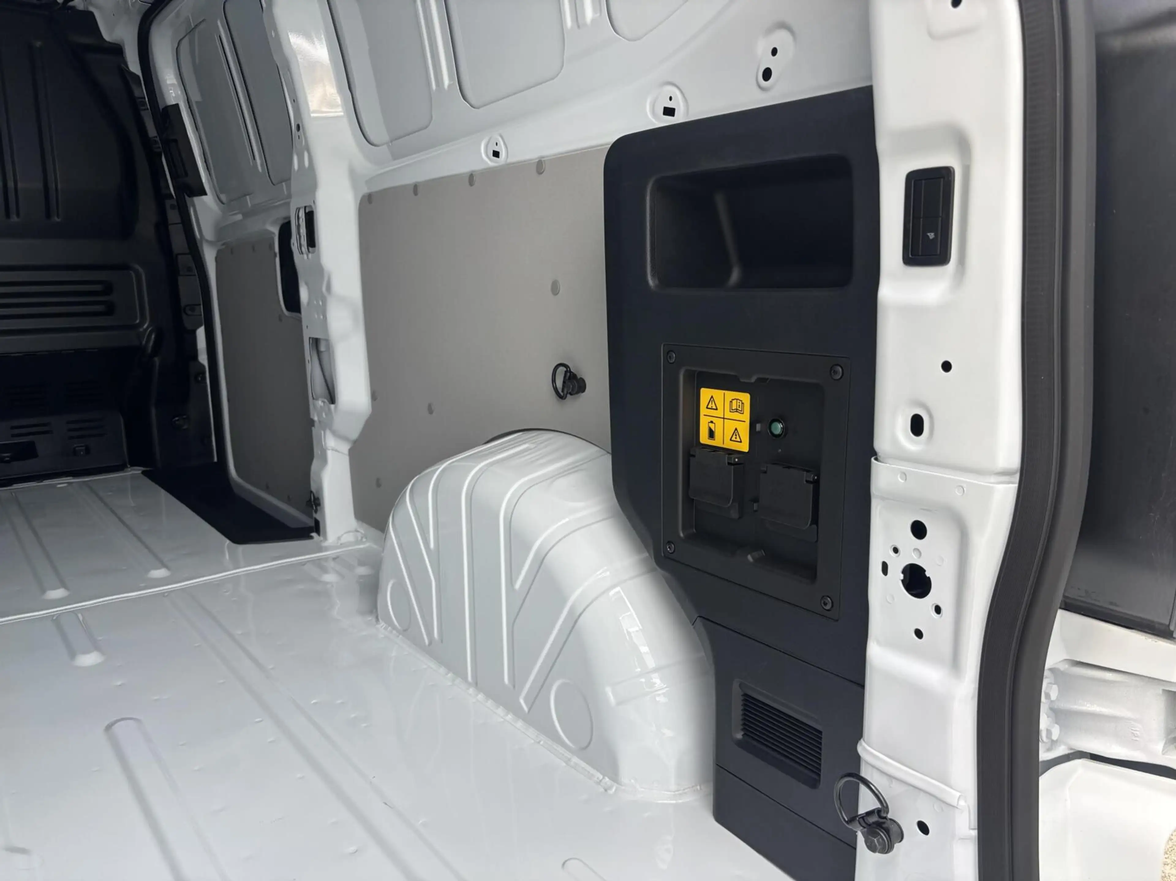 Ford Transit Custom E-Transit 340 L2H1 Limited 71 kWh 218PK 2x Schuifd — photo 6