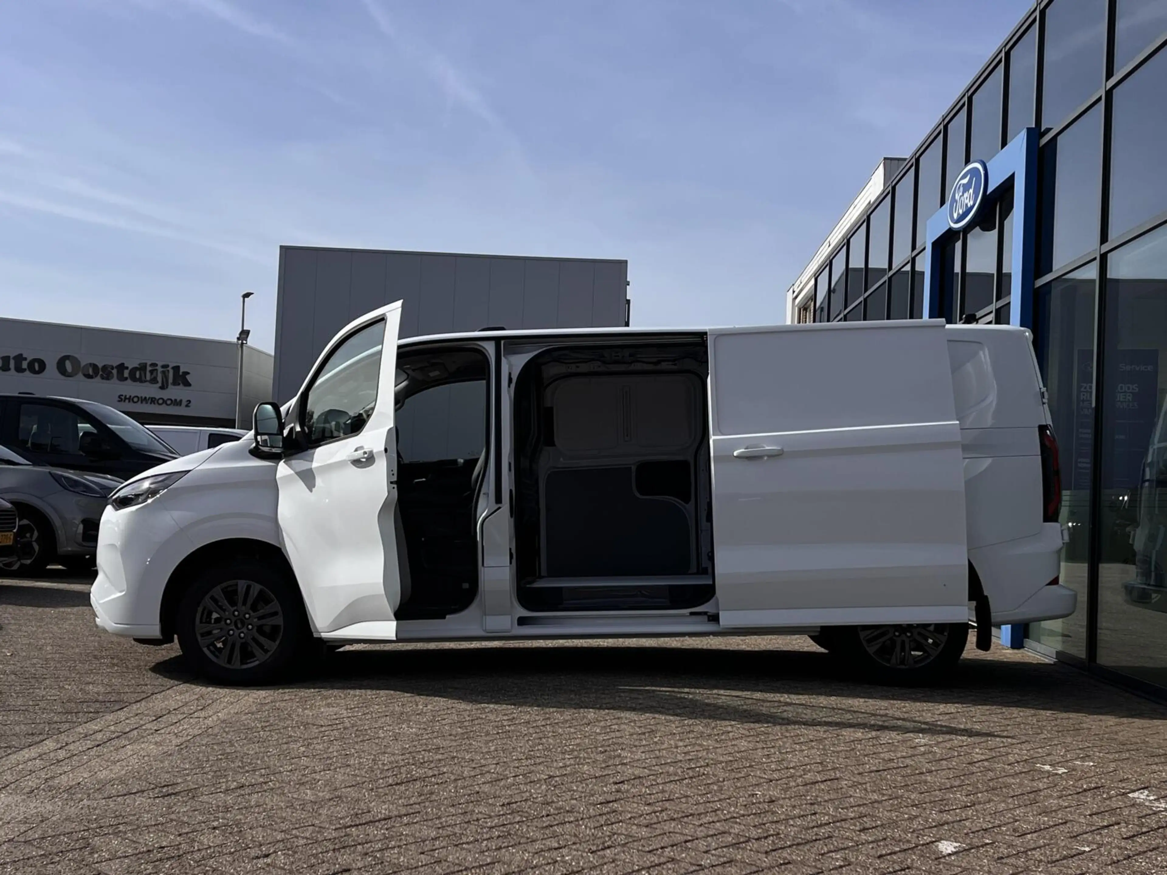 Ford Transit Custom E-Transit 340 L2H1 Limited 71 kWh 218PK 2x Schuifd — photo 11