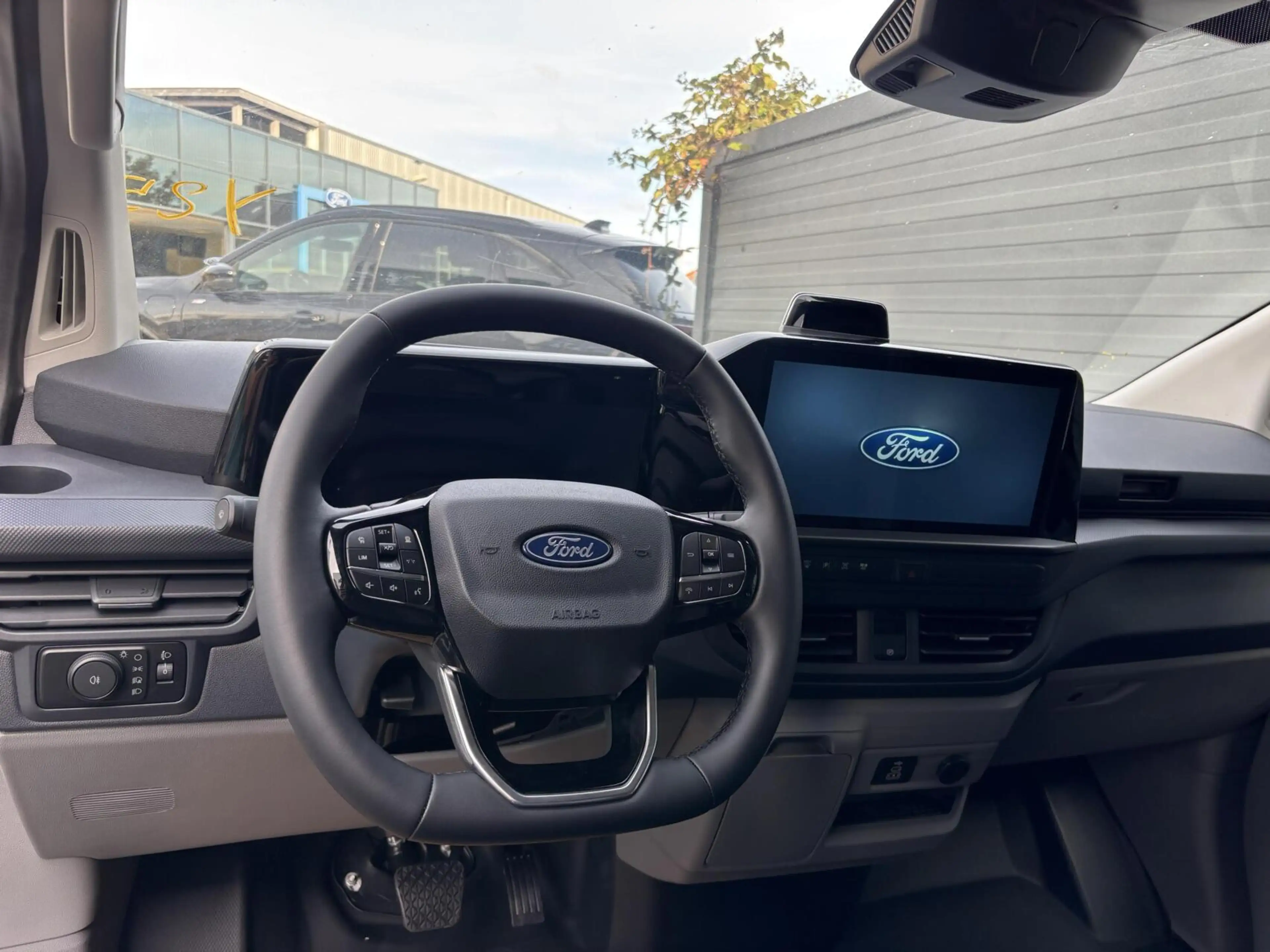 Ford Transit Custom E-Transit 340 L2H1 Limited 71 kWh 218PK 2x Schuifd — photo 3