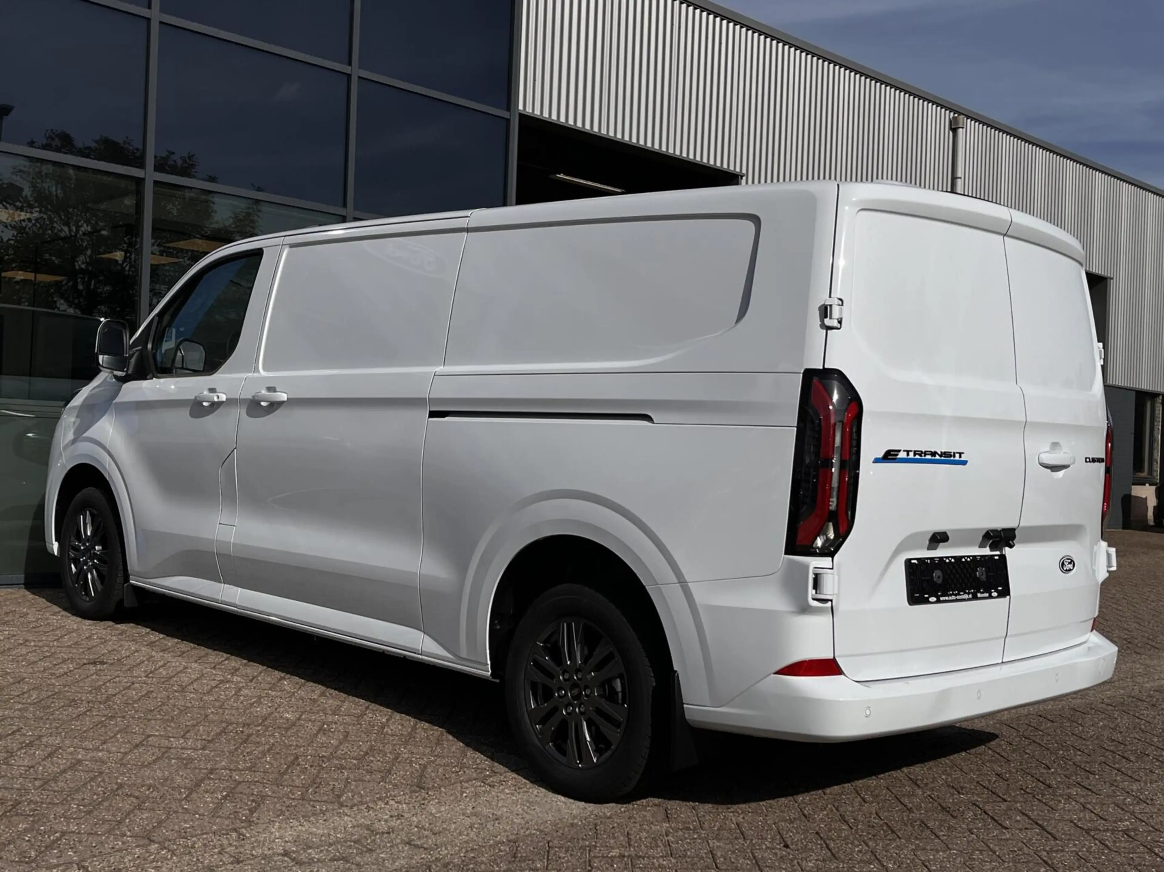 Ford Transit Custom E-Transit 340 L2H1 Limited 71 kWh 218PK 2x Schuifd — photo 13