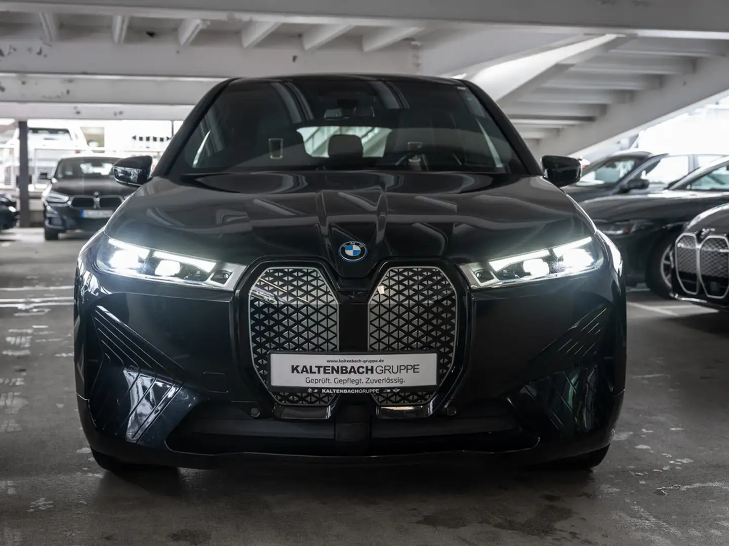 BMW iX xDrive 40 Sport PANO AHK HUD 360° LASER Schwarz - 2