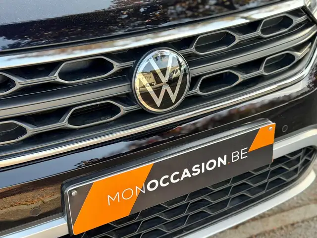 Volkswagen T-Roc view 2